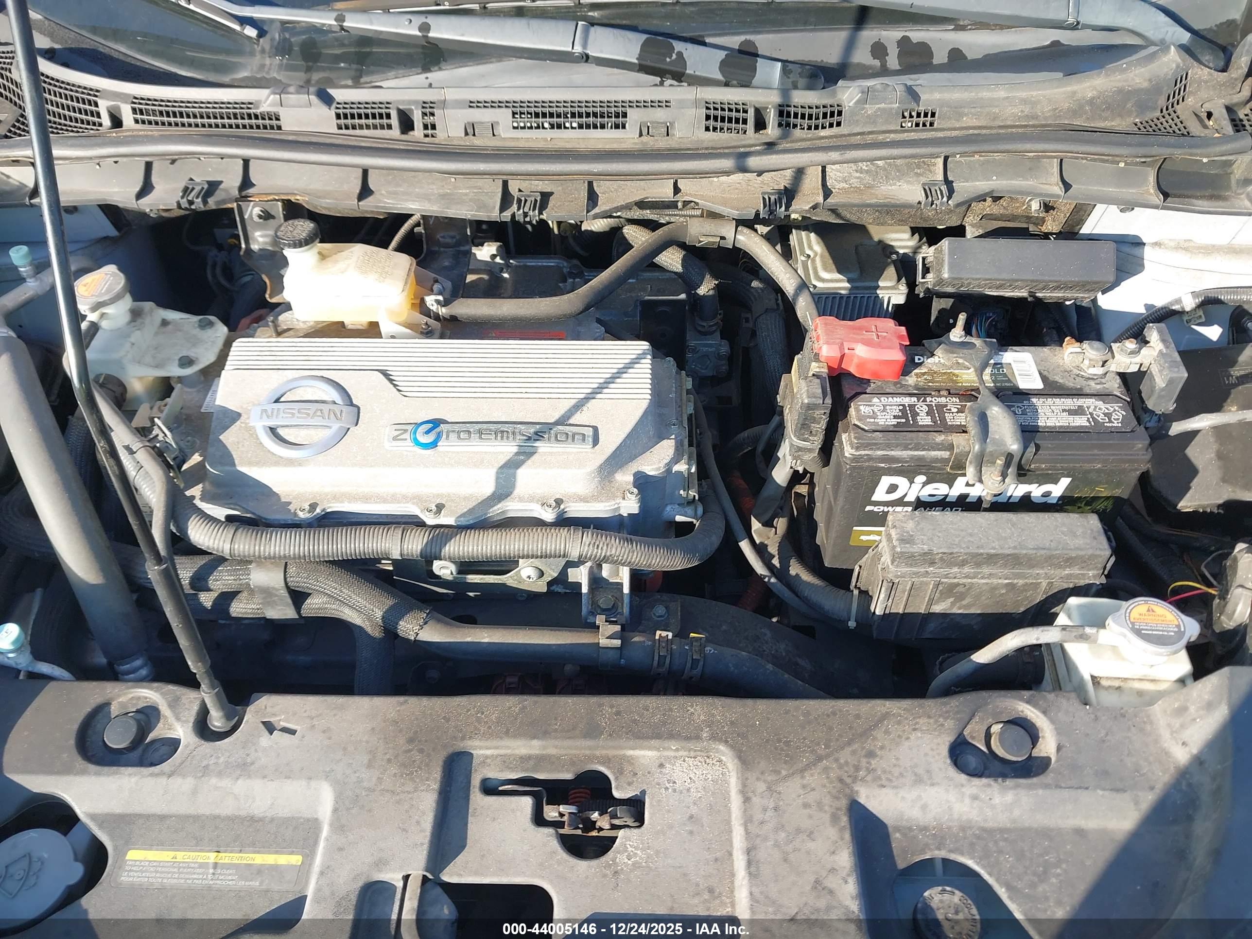 NISSAN LEAF image 10