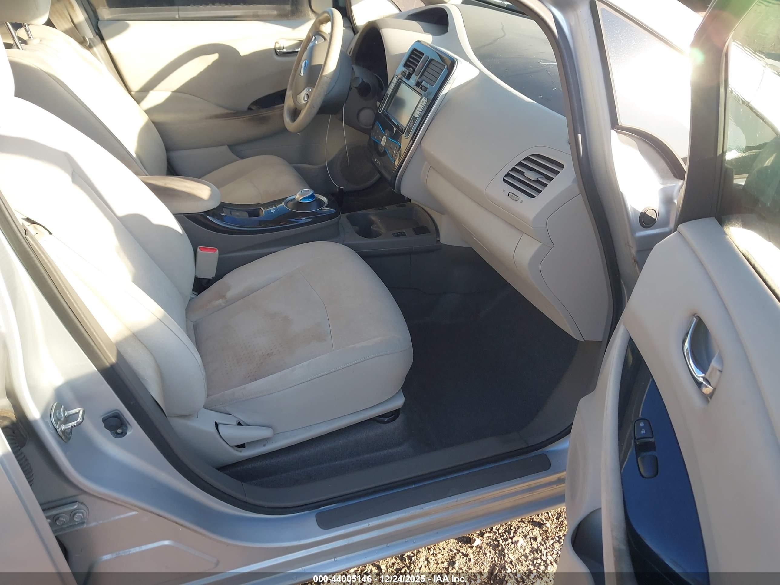 NISSAN LEAF image 5