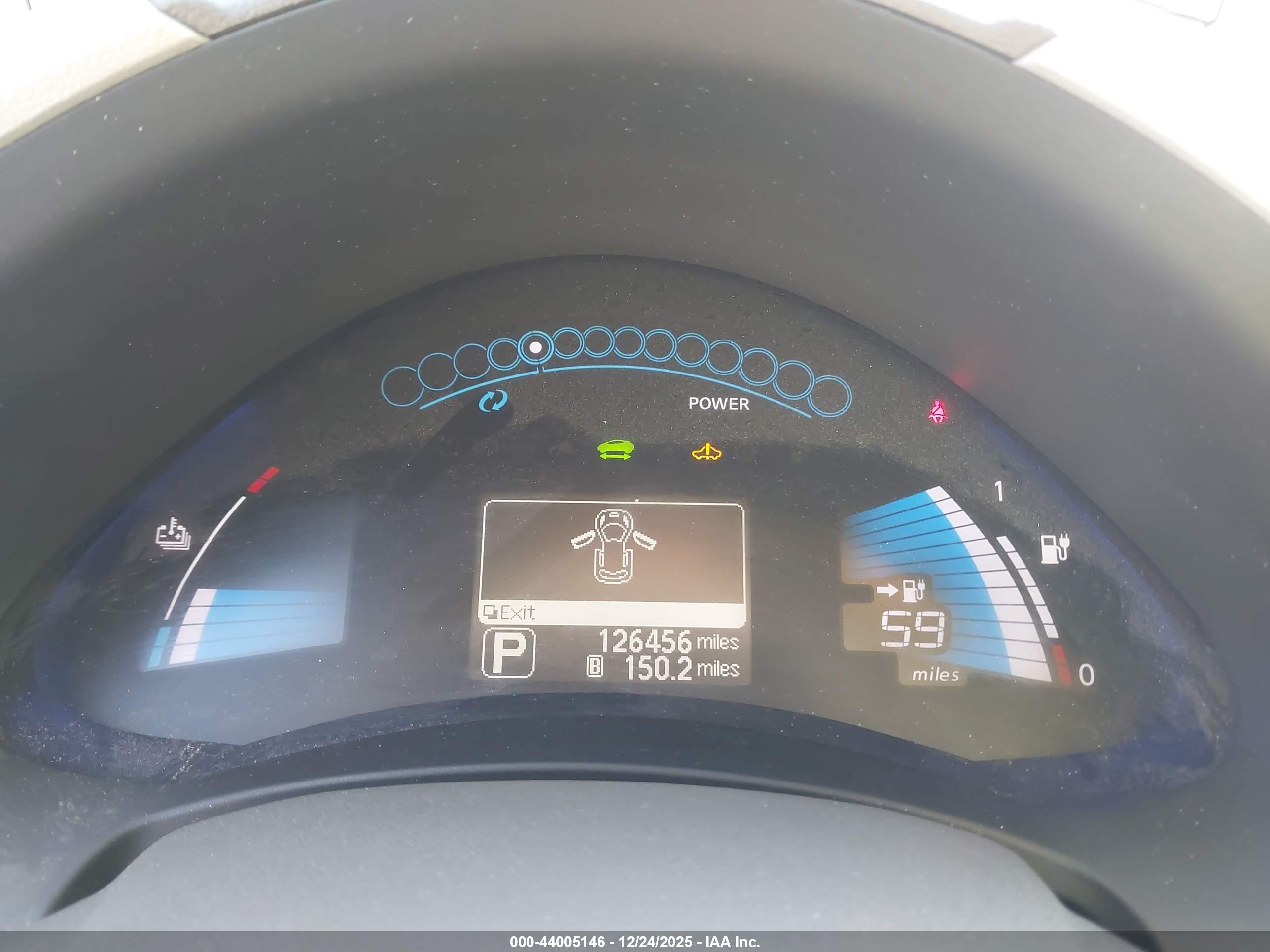 NISSAN LEAF image 7