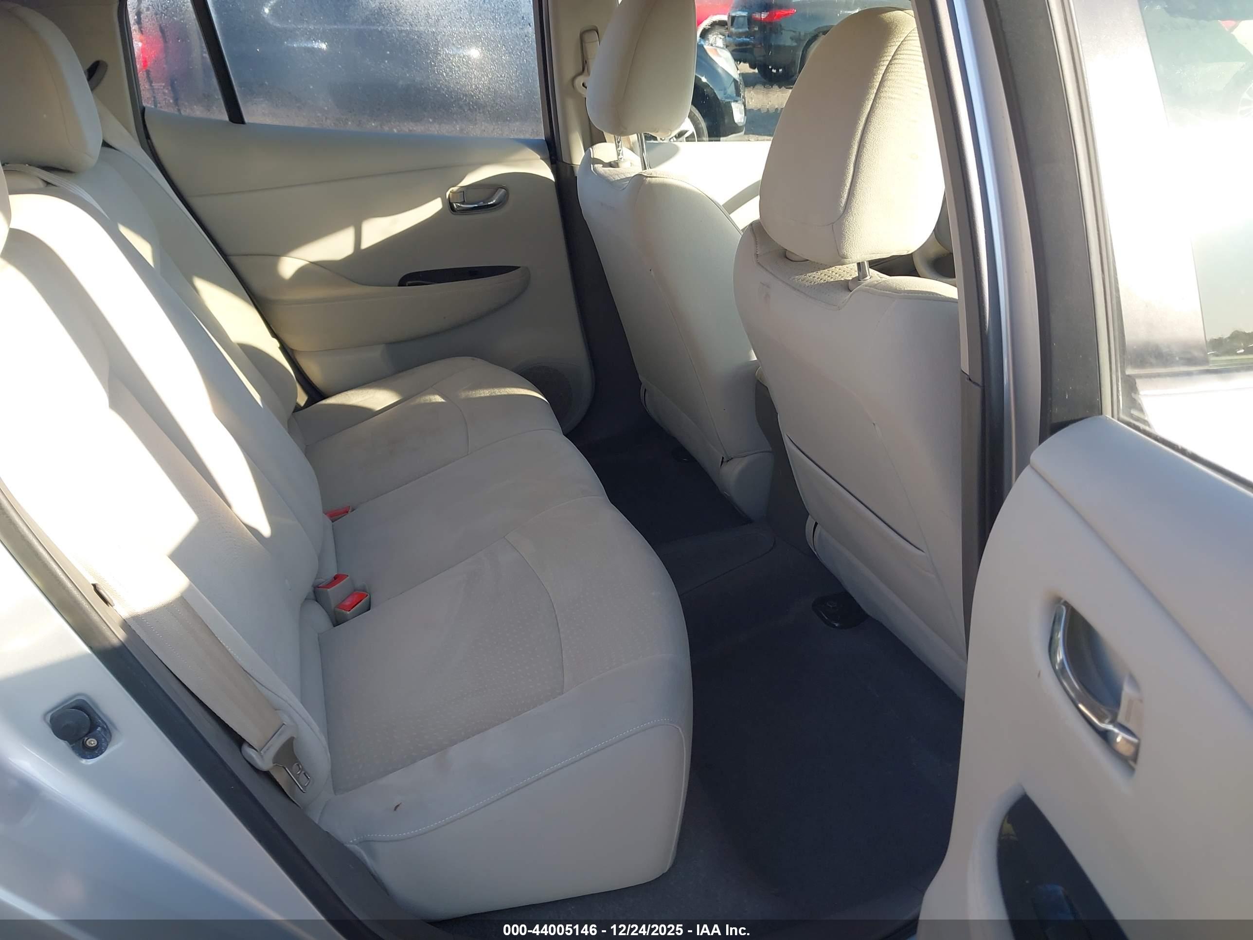 NISSAN LEAF image 8