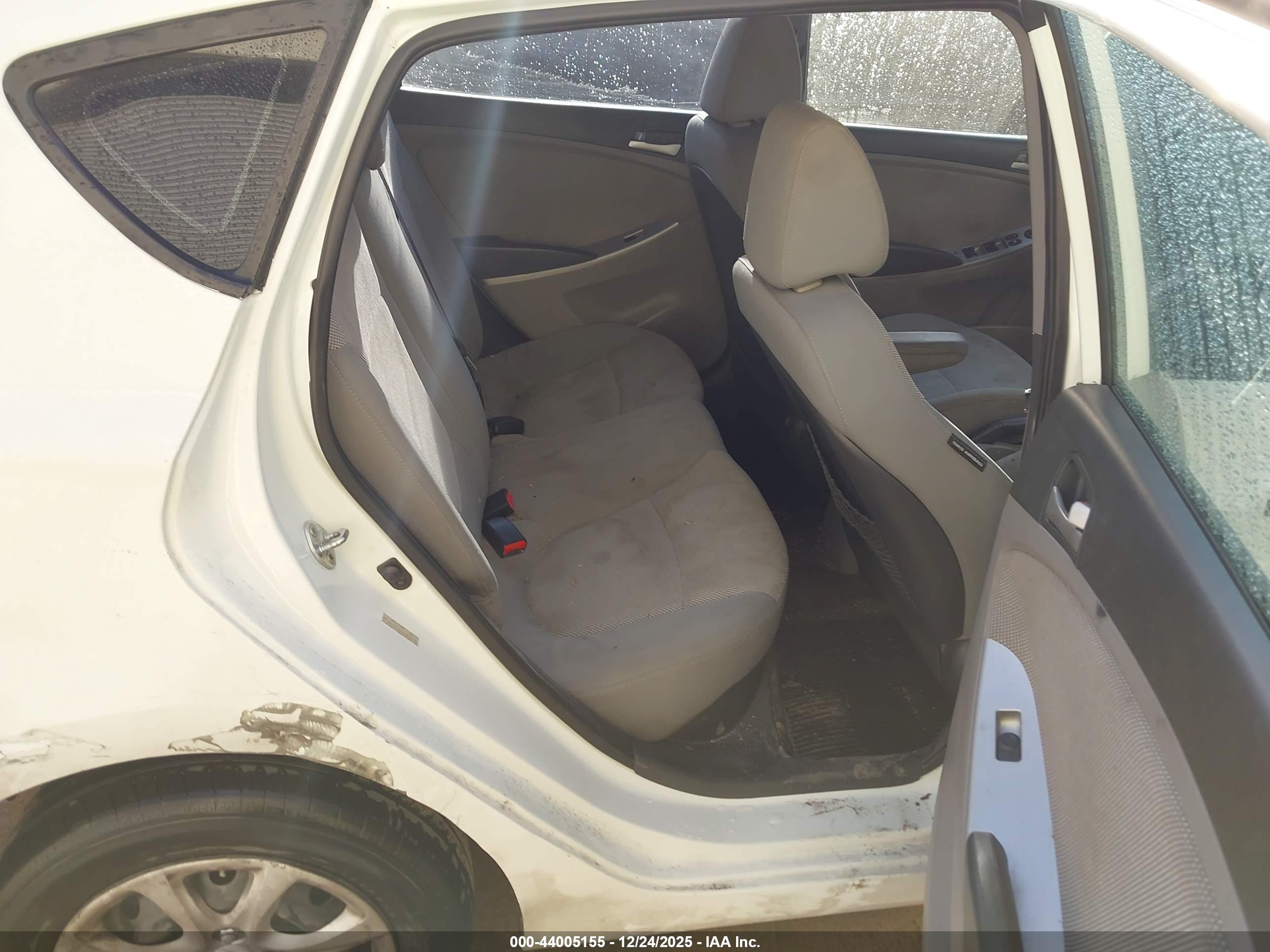 HYUNDAI ACCENT image 8