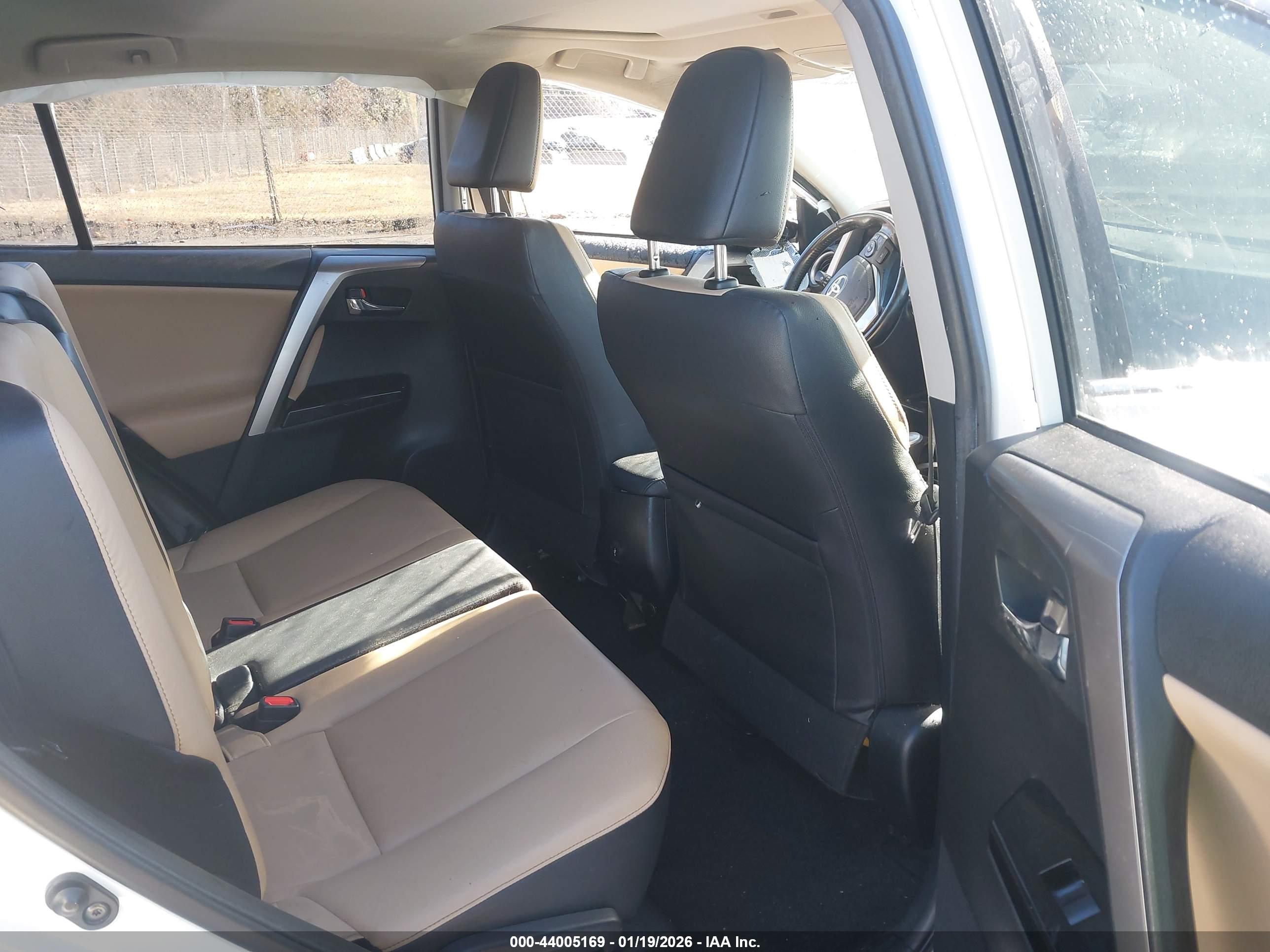 TOYOTA RAV4 image 8