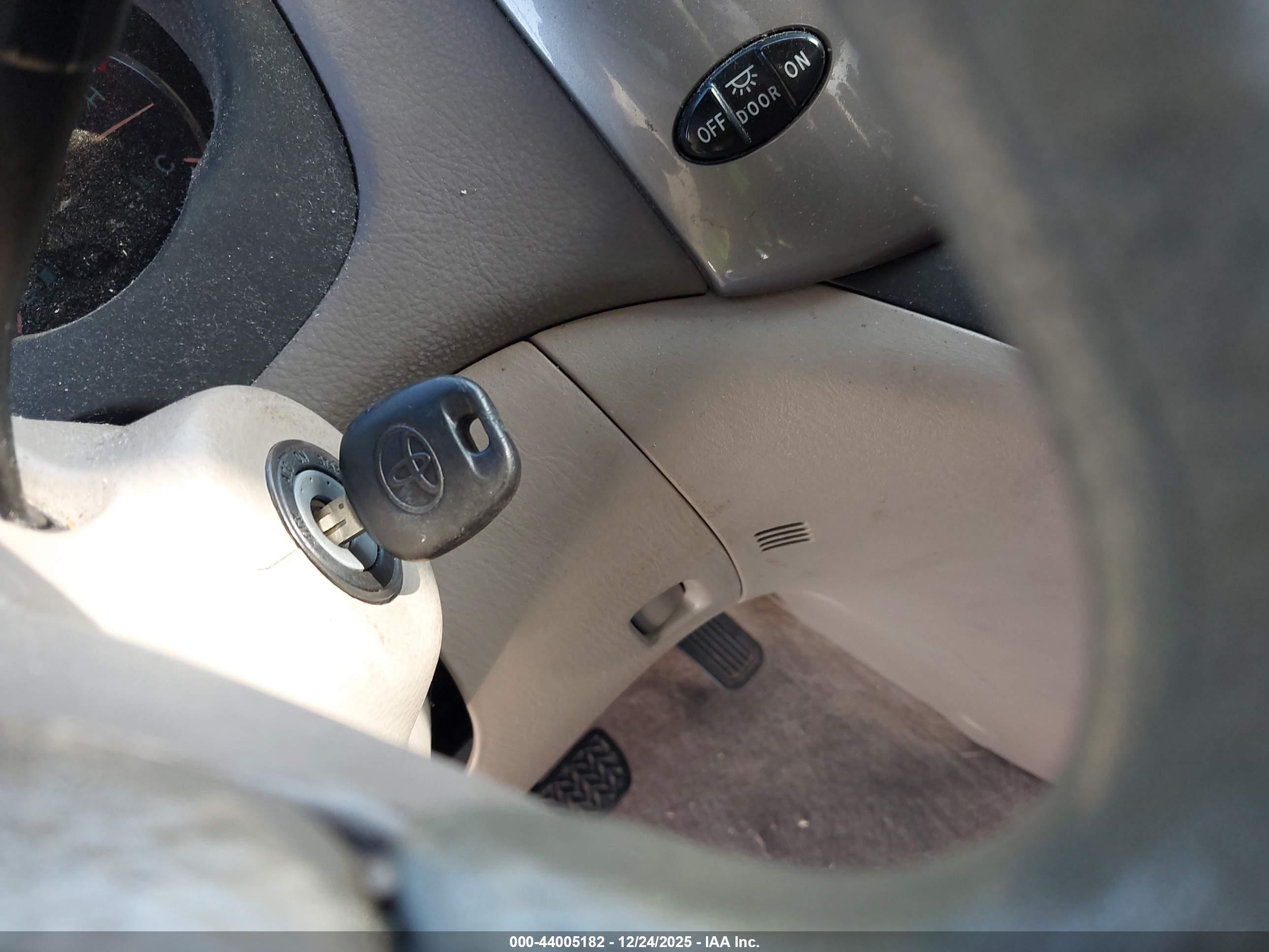 TOYOTA SIENNA image 11