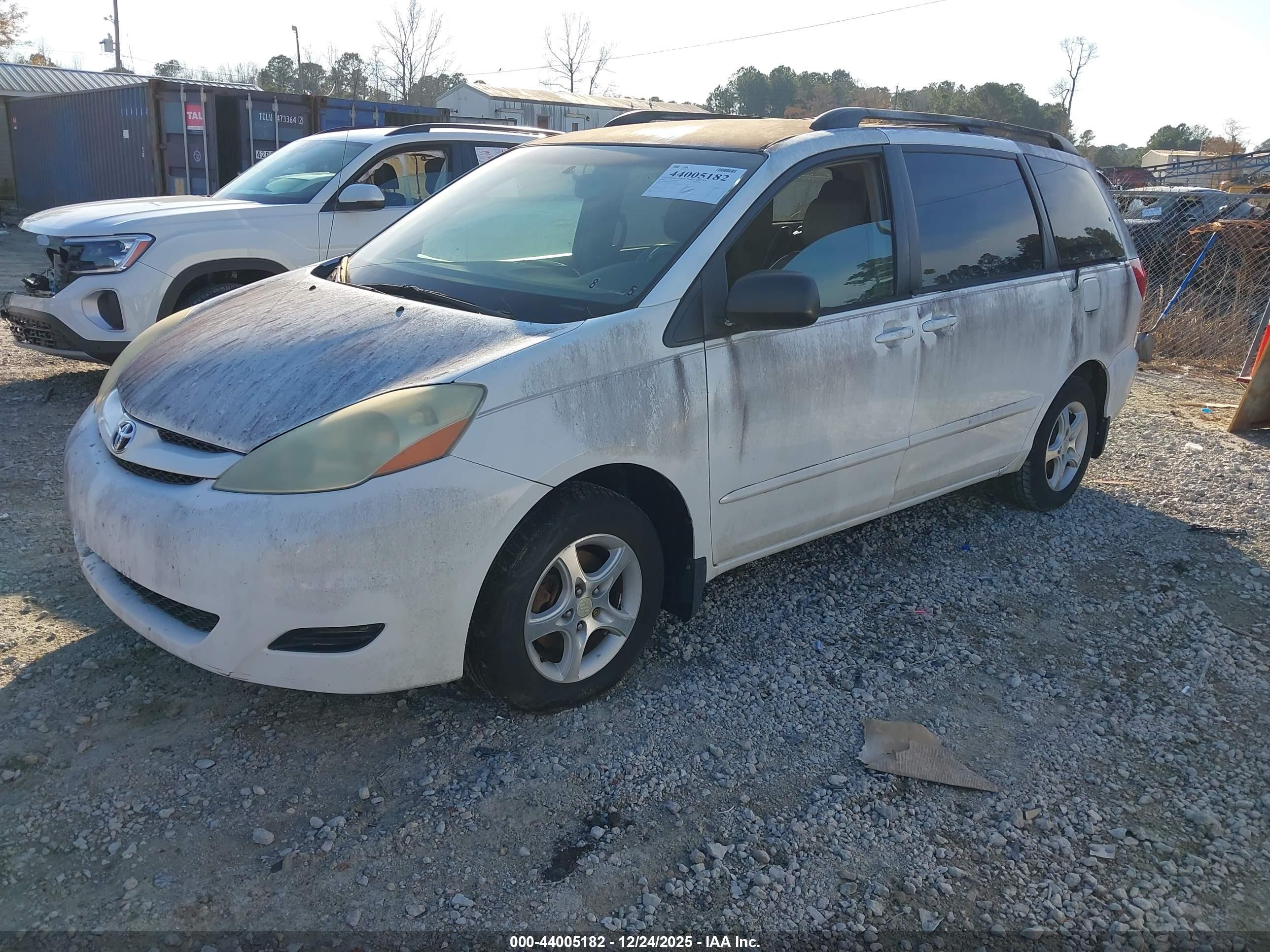 TOYOTA SIENNA image 2
