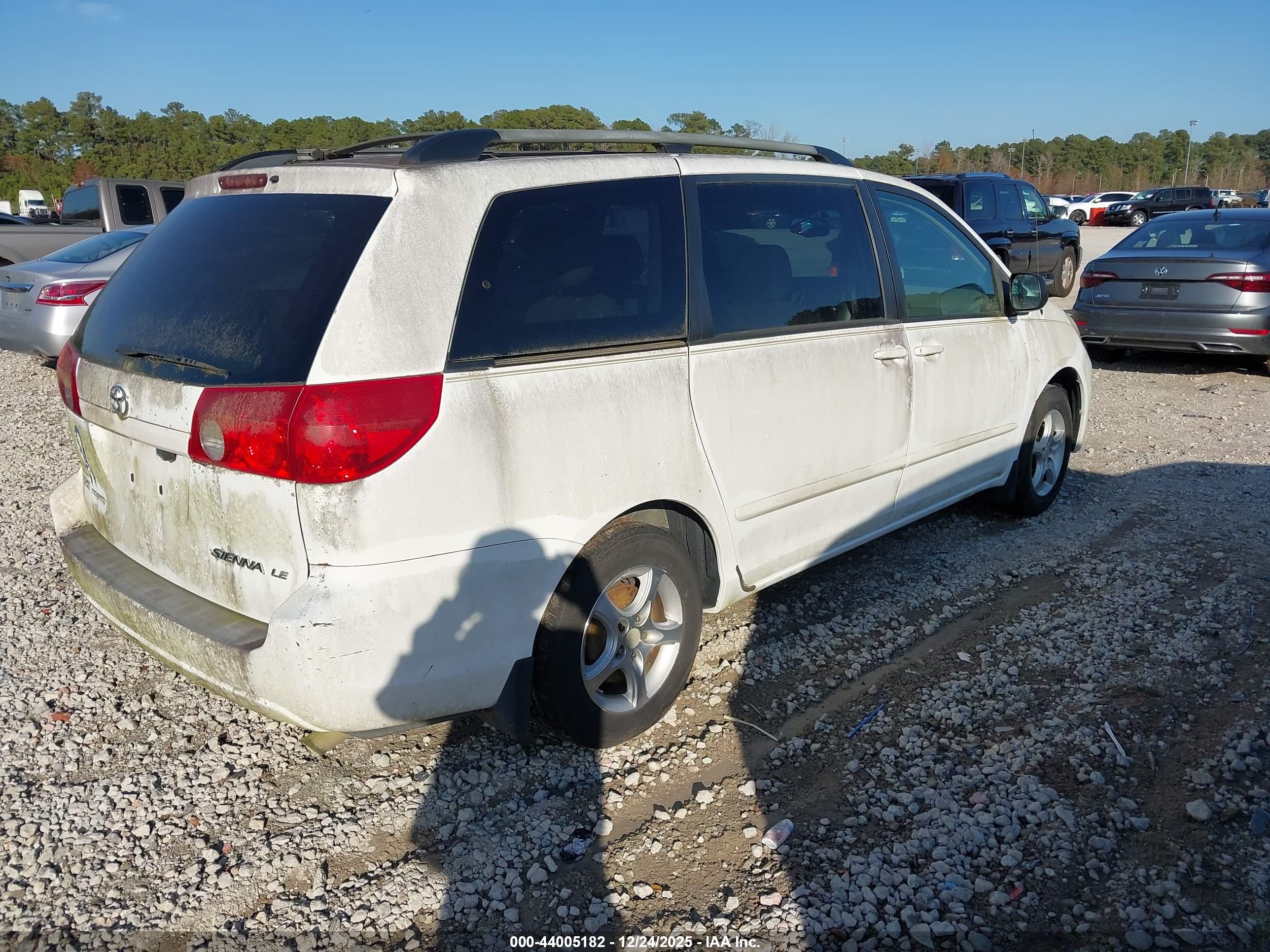 TOYOTA SIENNA image 4