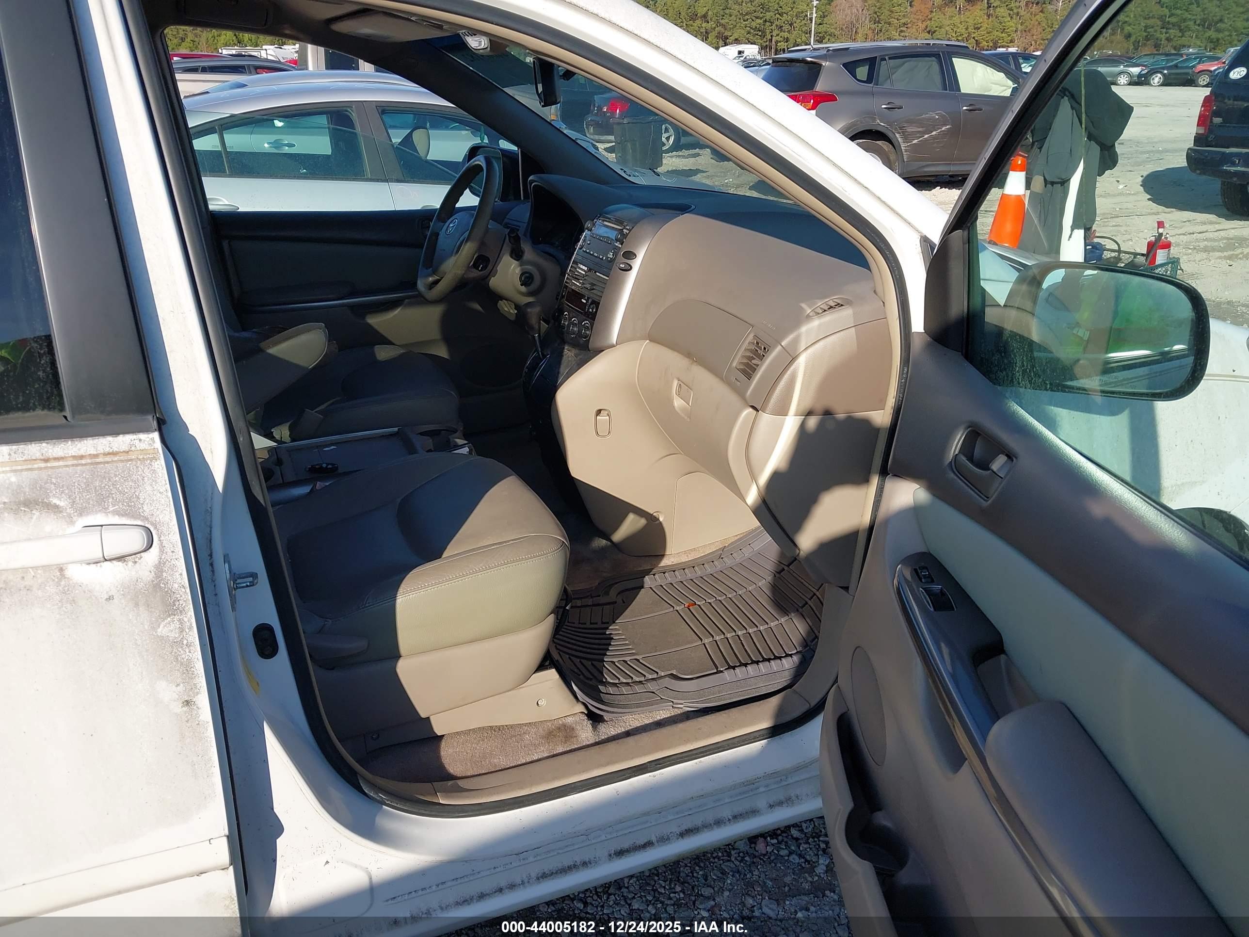 TOYOTA SIENNA image 5