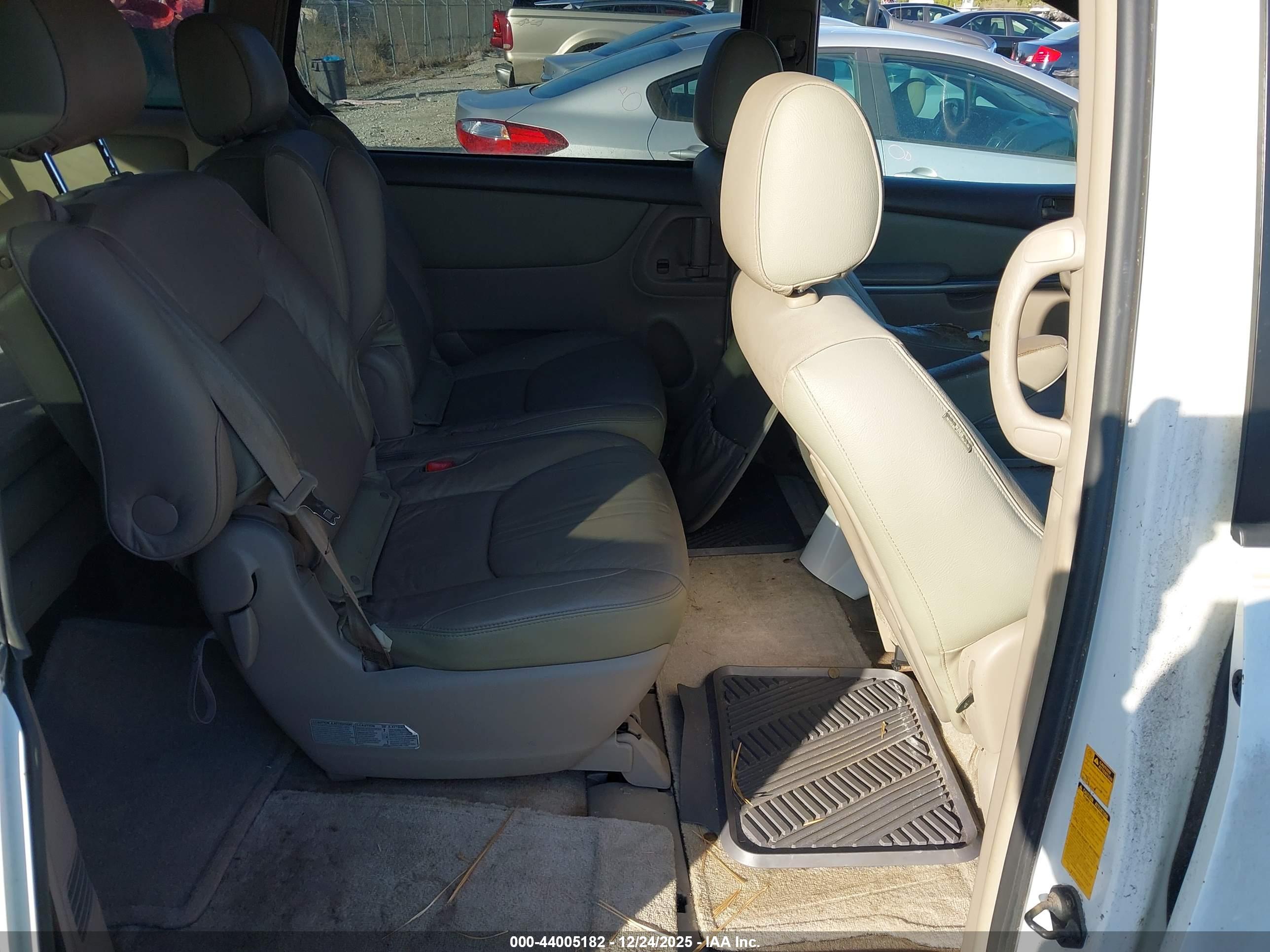 TOYOTA SIENNA image 8