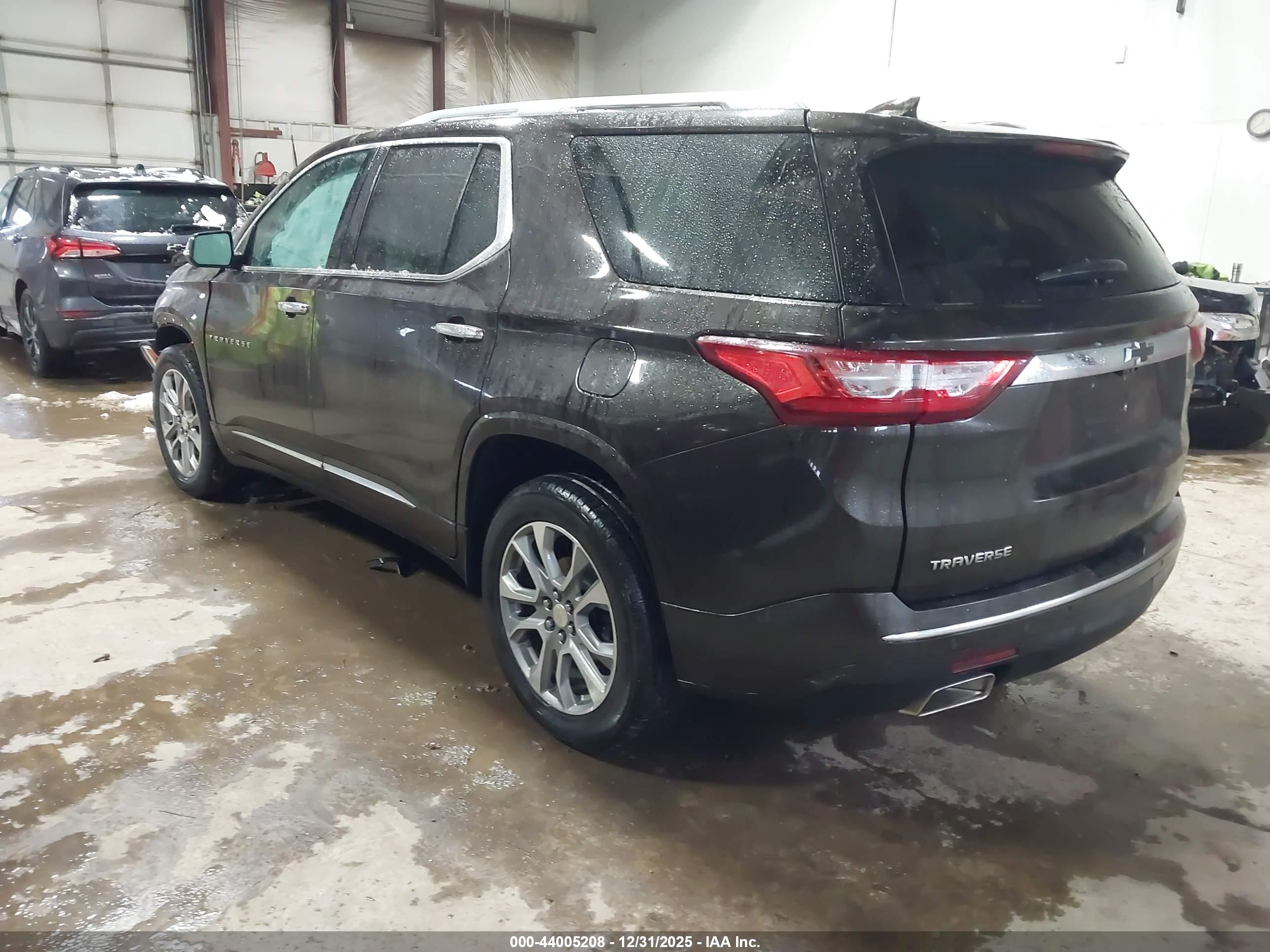 CHEVROLET TRAVERSE image 3