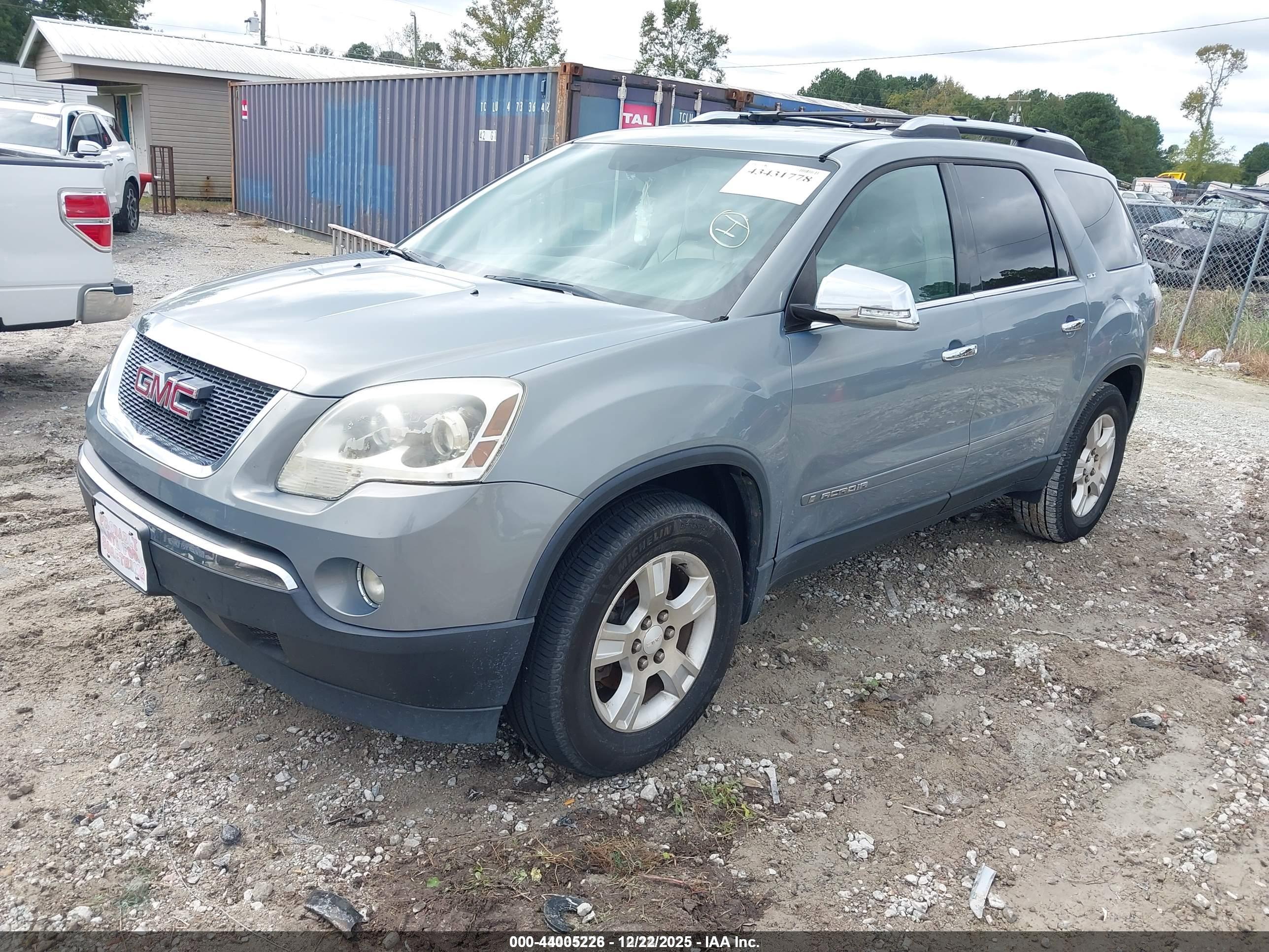 GMC ACADIA image 2