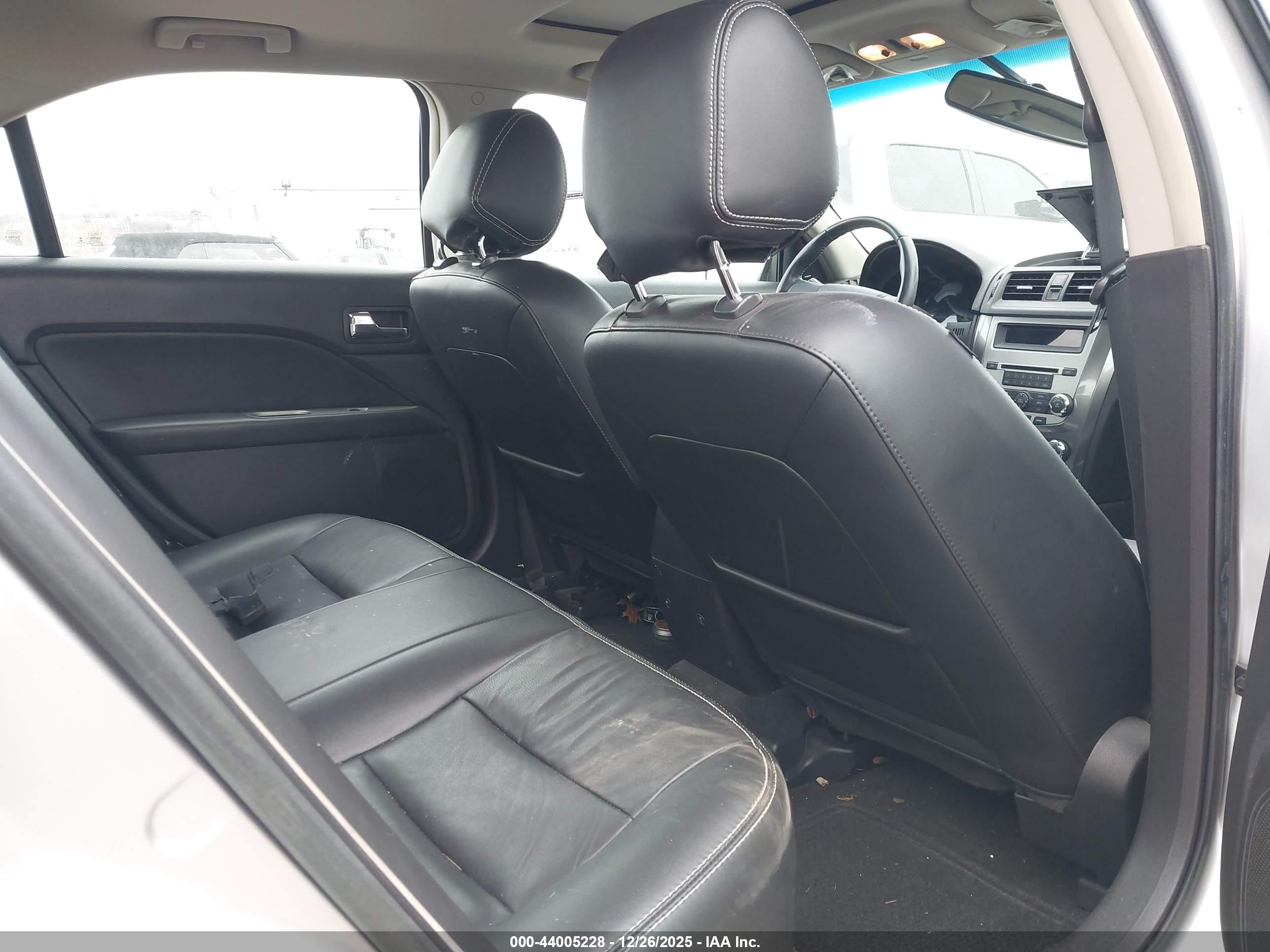 FORD FUSION image 8