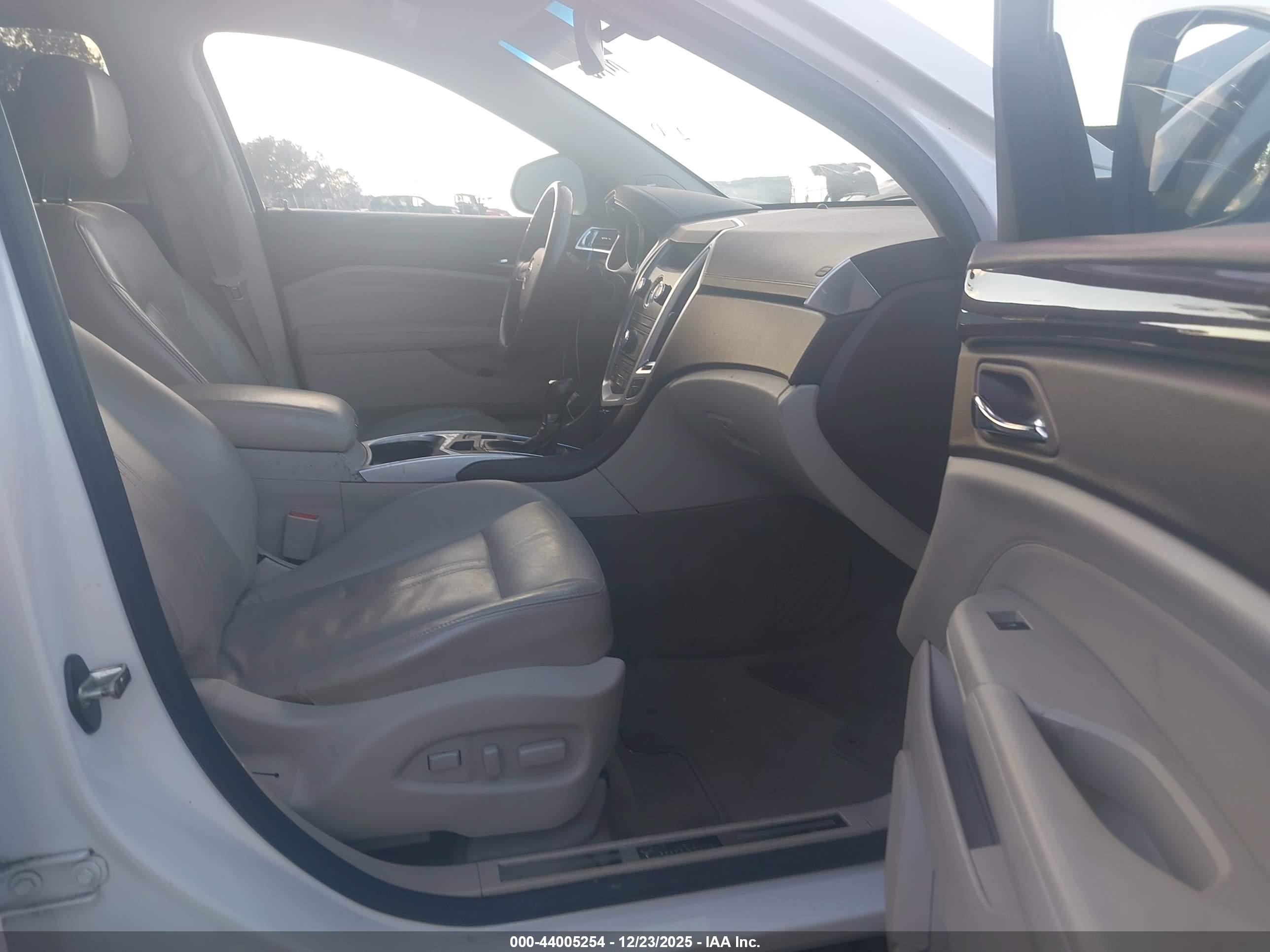 CADILLAC SRX image 5