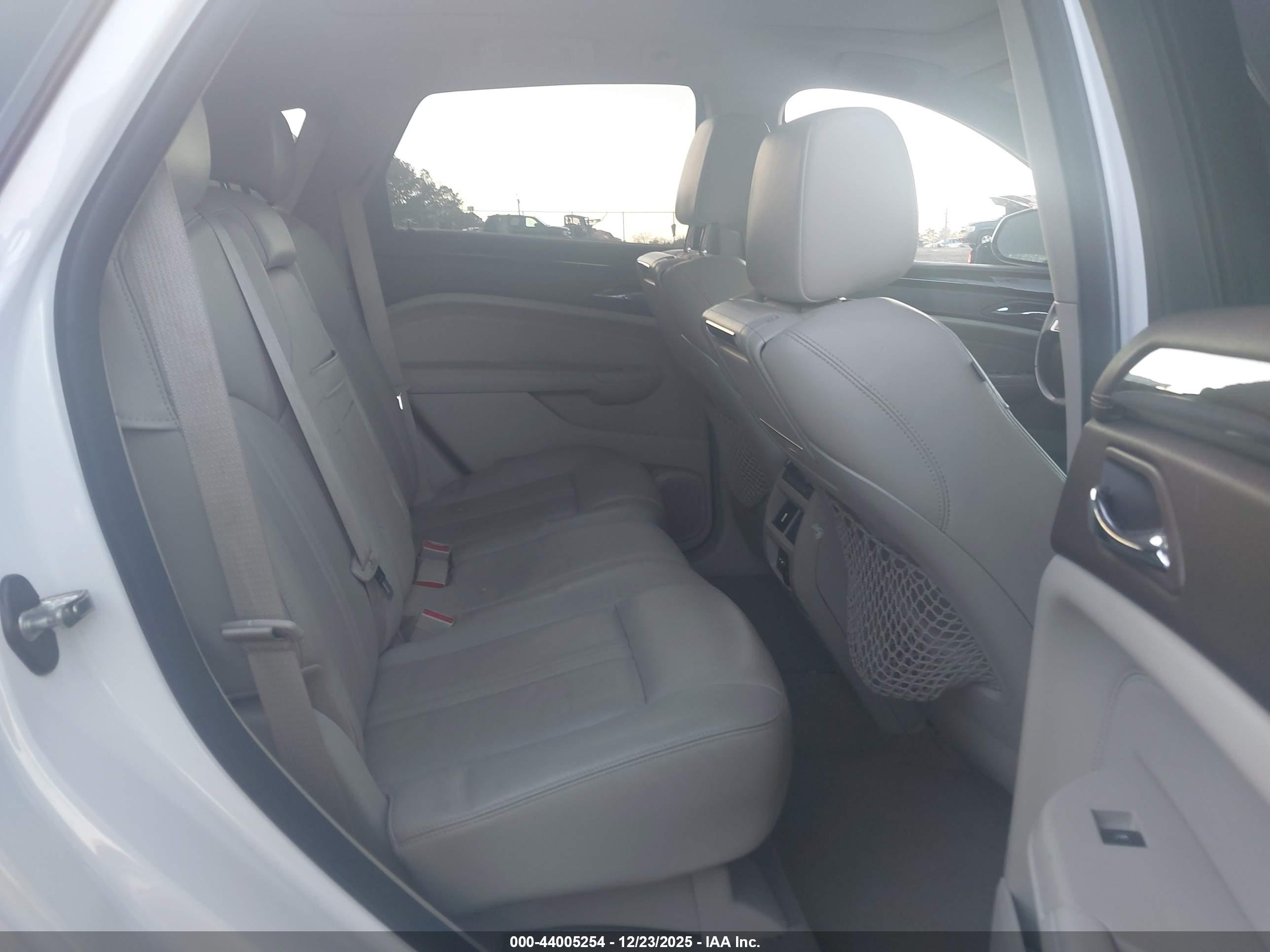 CADILLAC SRX image 8