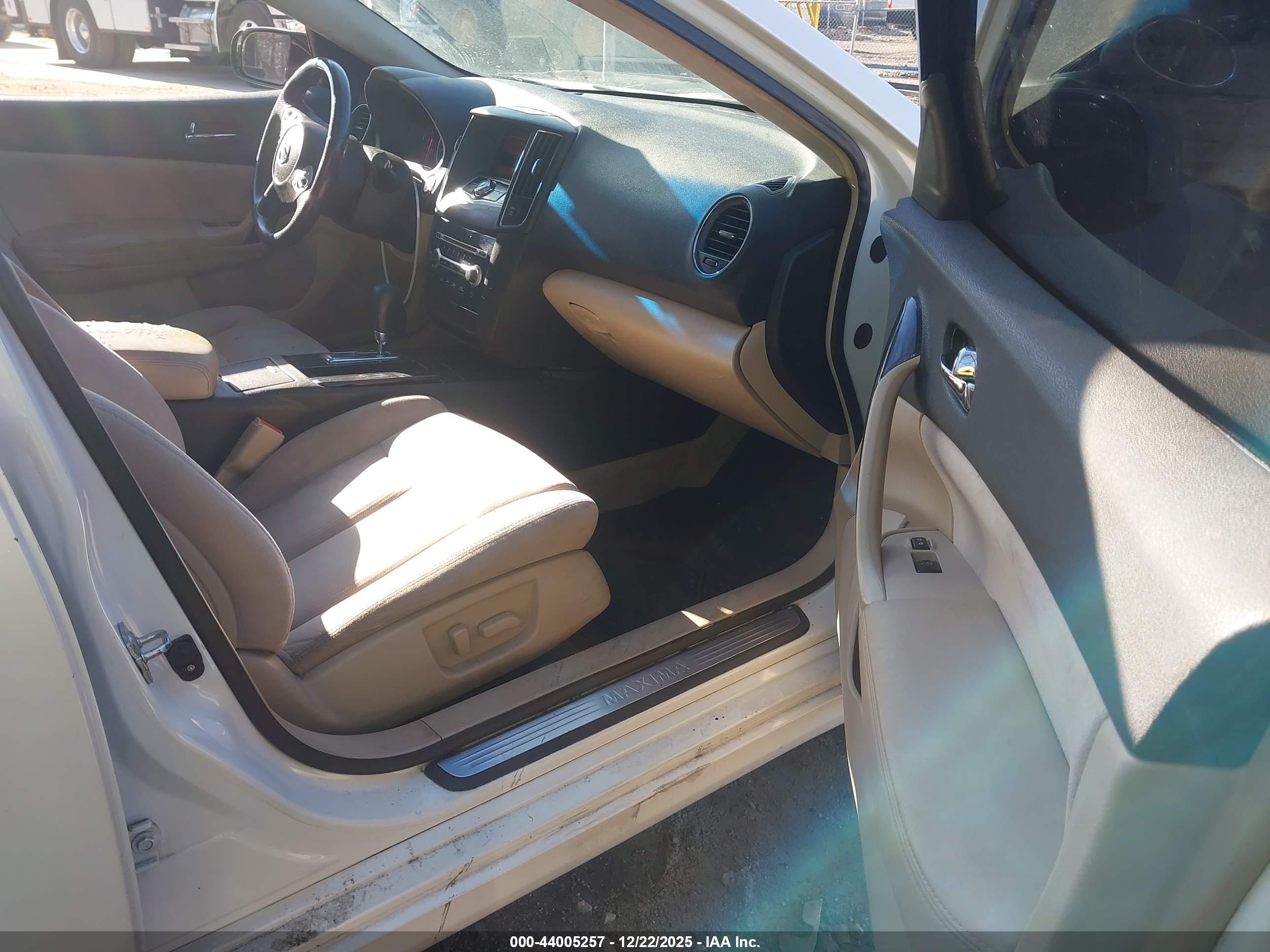 NISSAN MAXIMA image 5