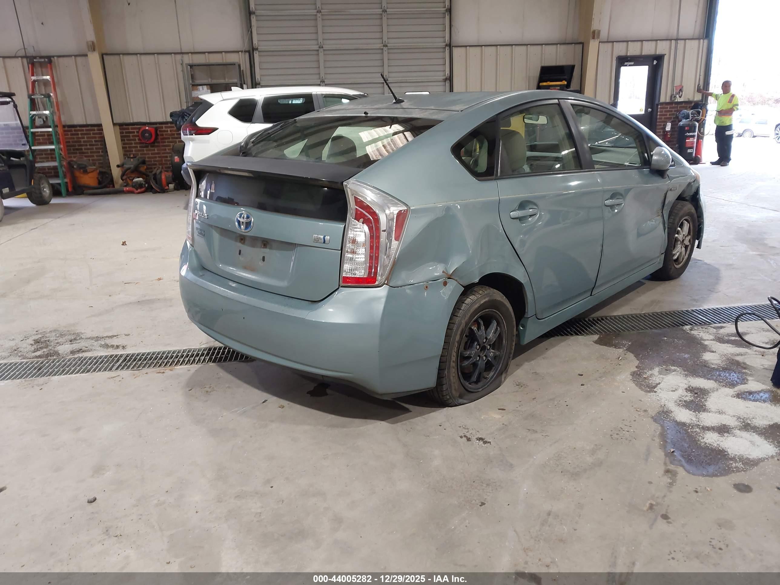 TOYOTA PRIUS image 4