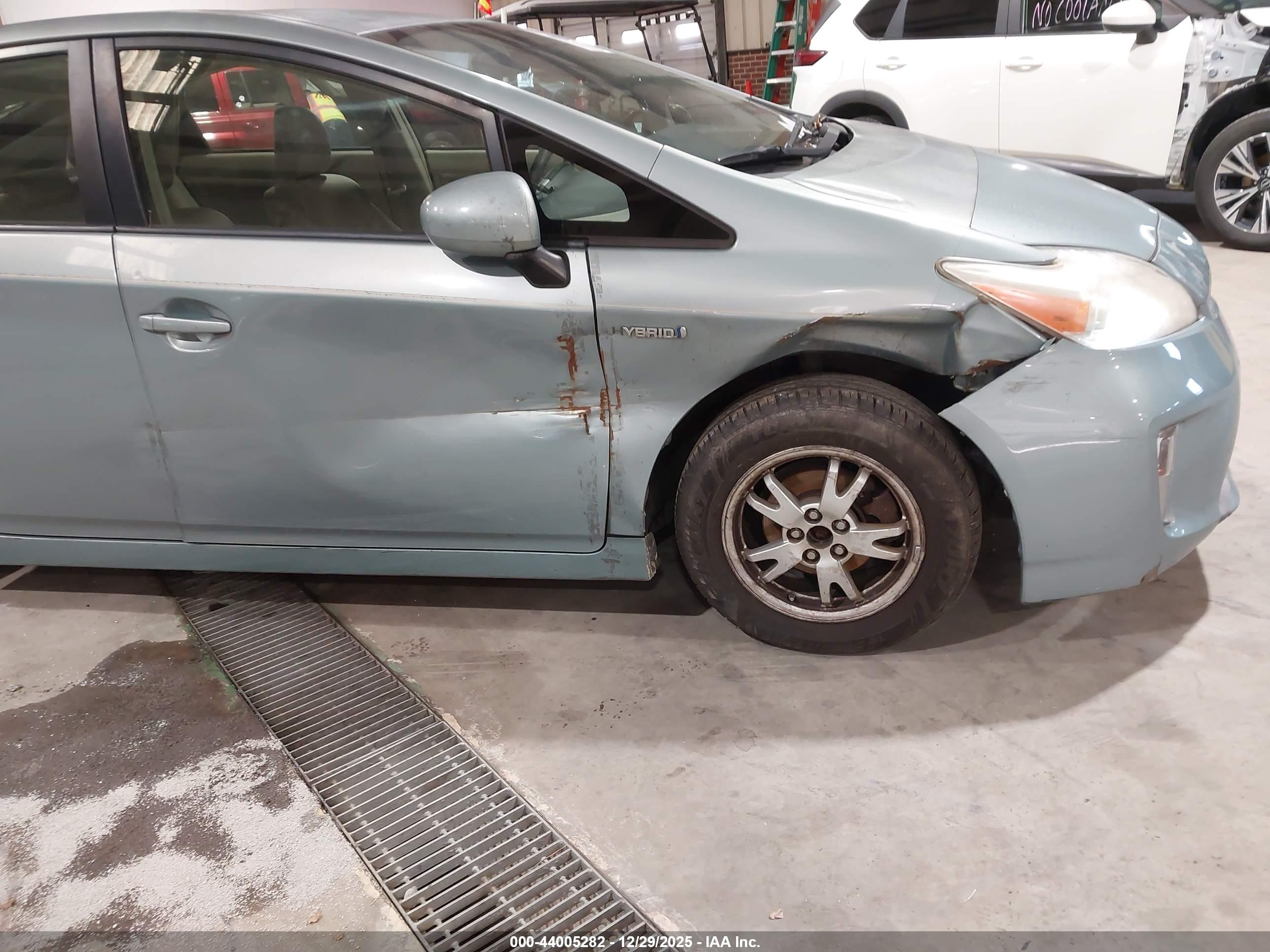 TOYOTA PRIUS image 6