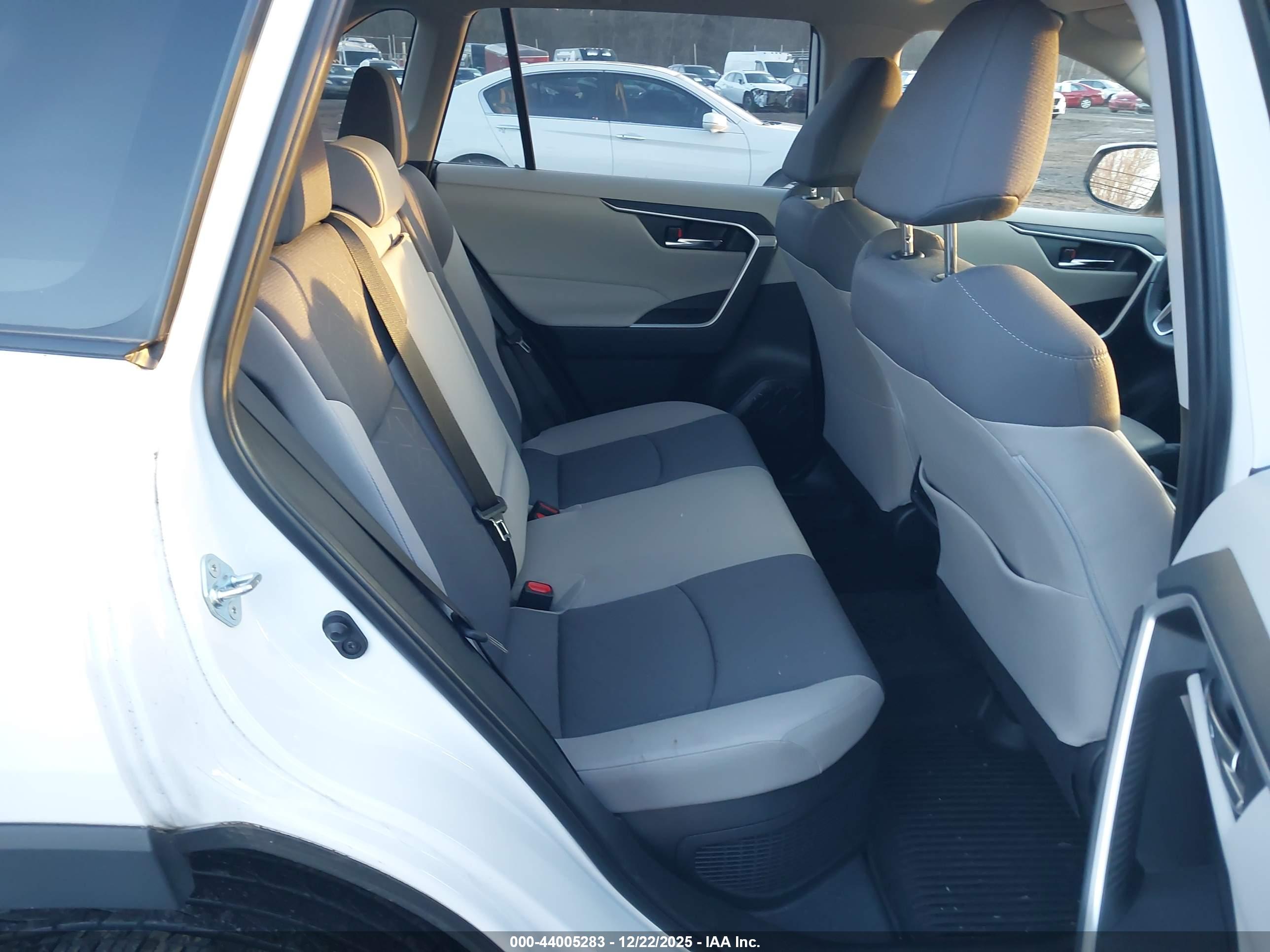 TOYOTA RAV4 image 8