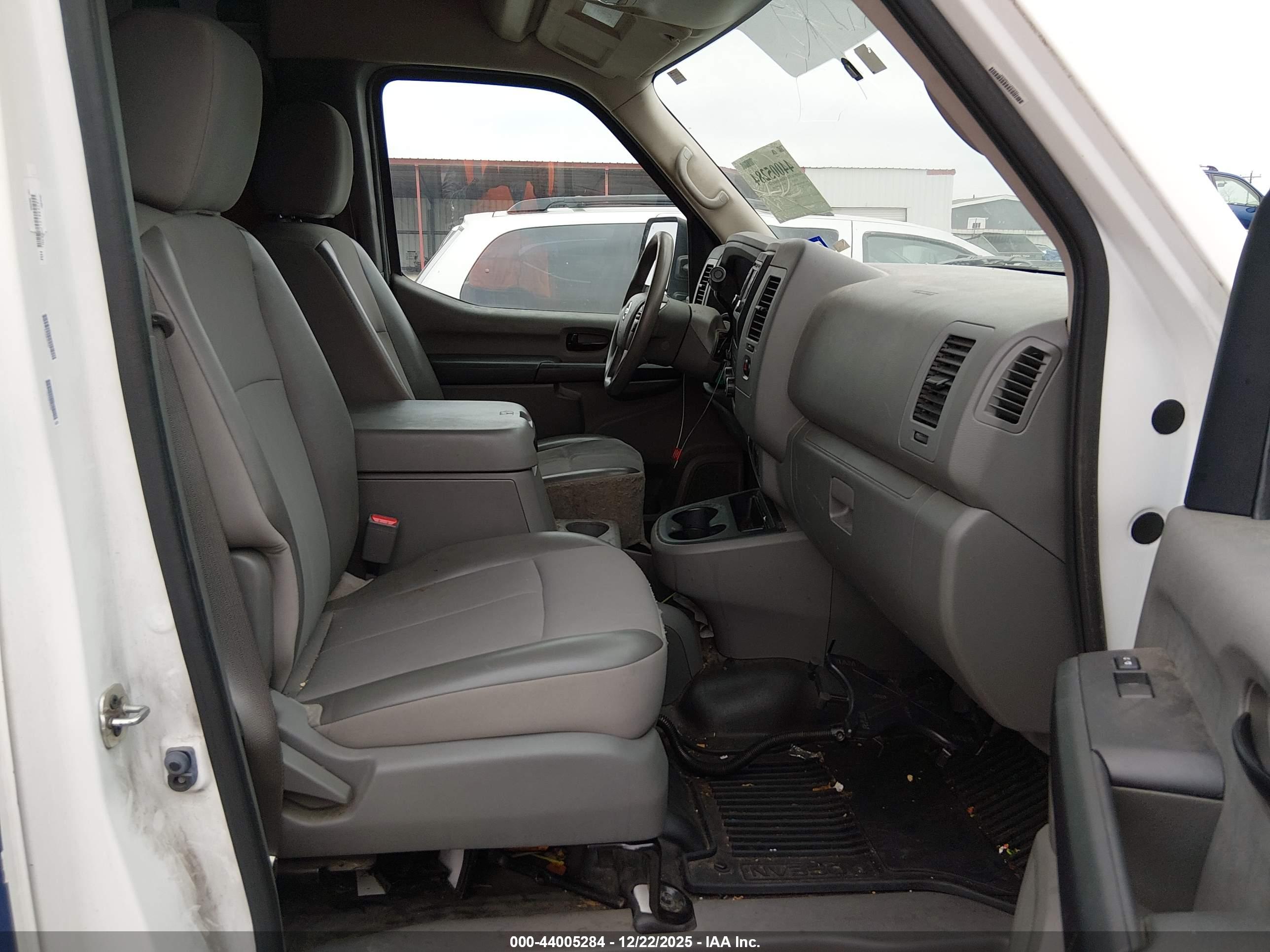 NISSAN NV image 5