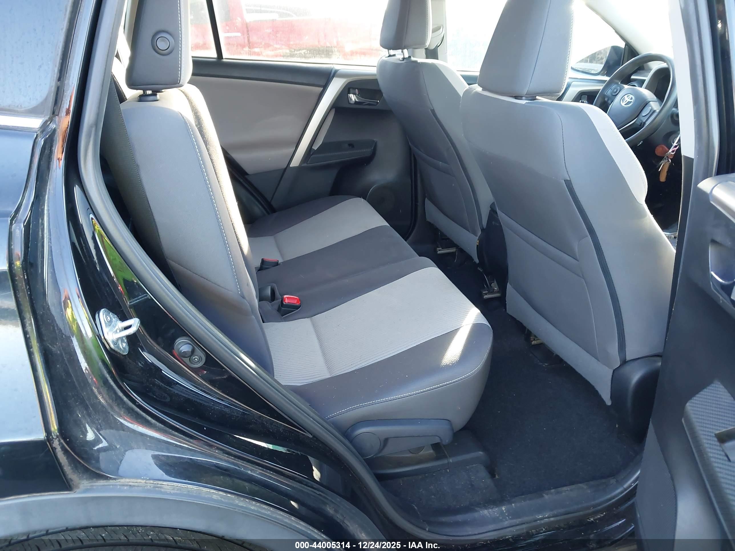 TOYOTA RAV4 image 8