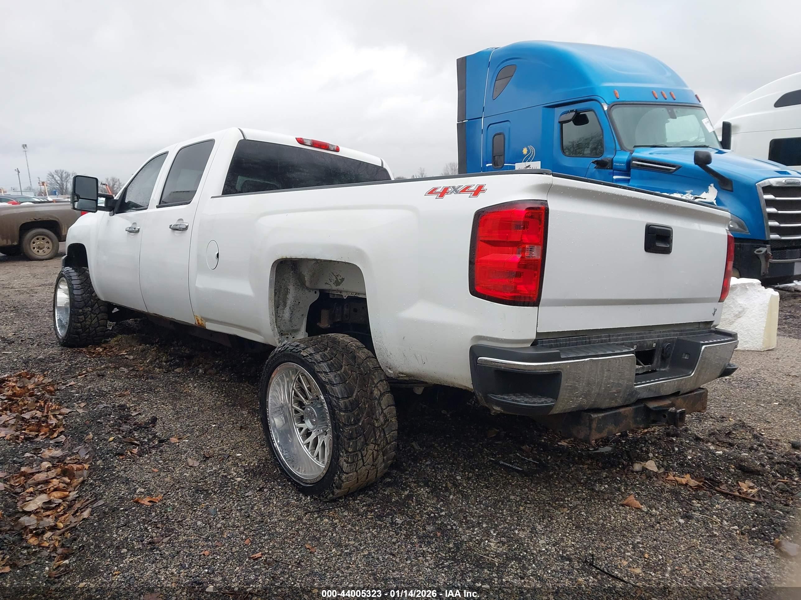 CHEVROLET SILVERADO image 3