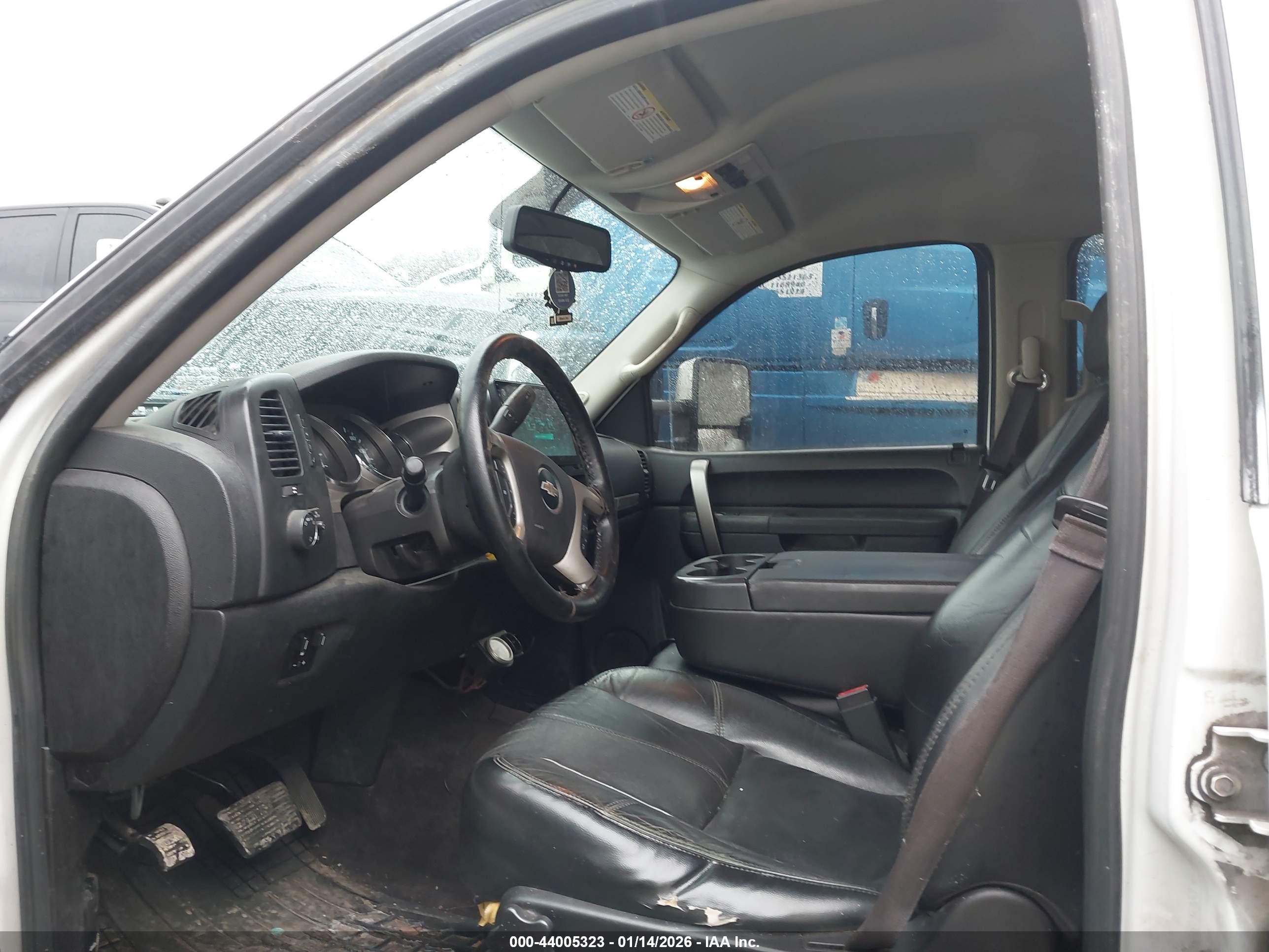 CHEVROLET SILVERADO image 7