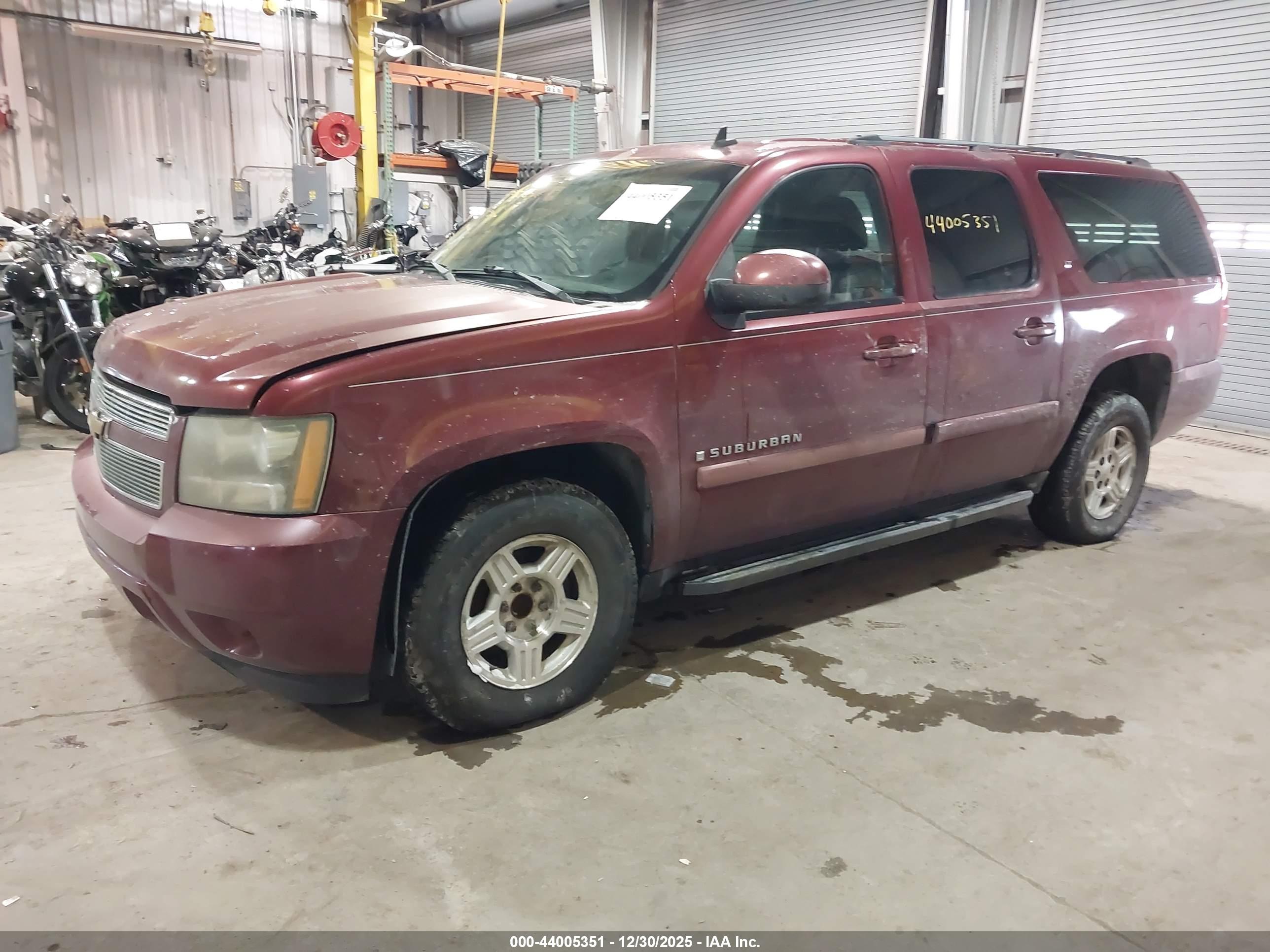 CHEVROLET SUBURBAN image 2