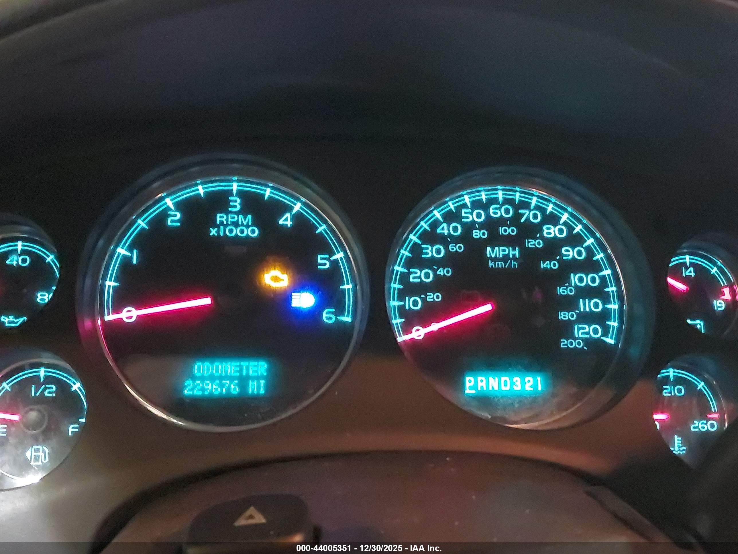 CHEVROLET SUBURBAN image 7