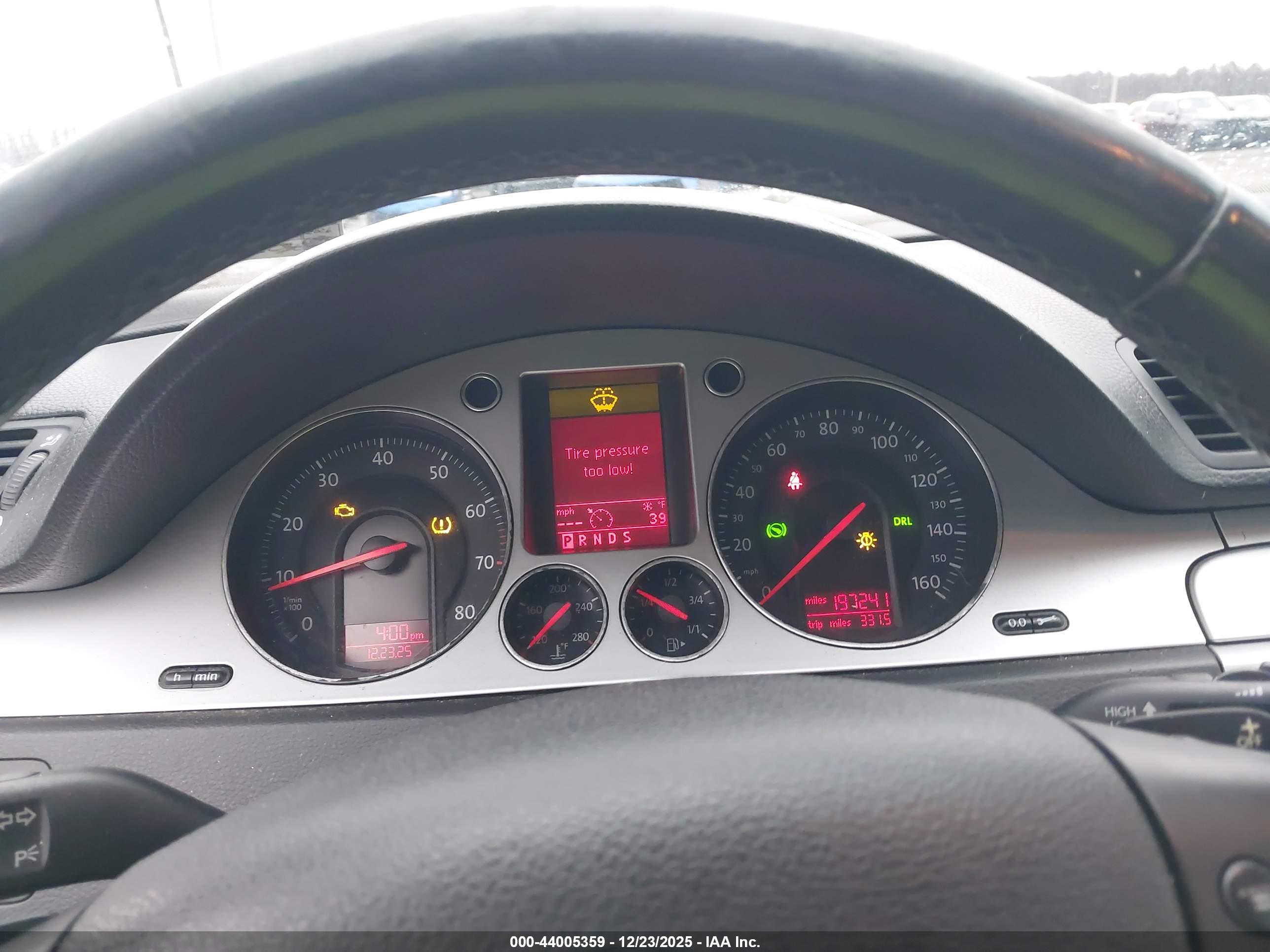VOLKSWAGEN PASSAT image 7