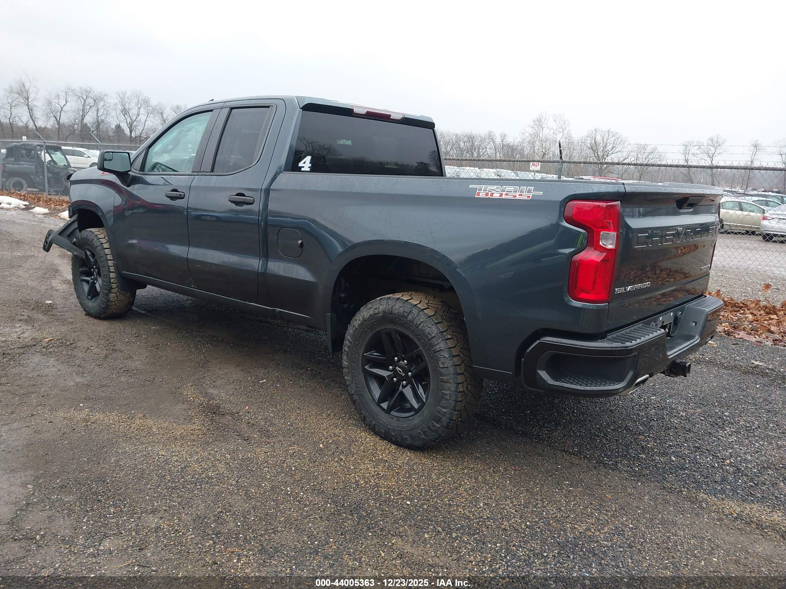 CHEVROLET SILVERADO image 3