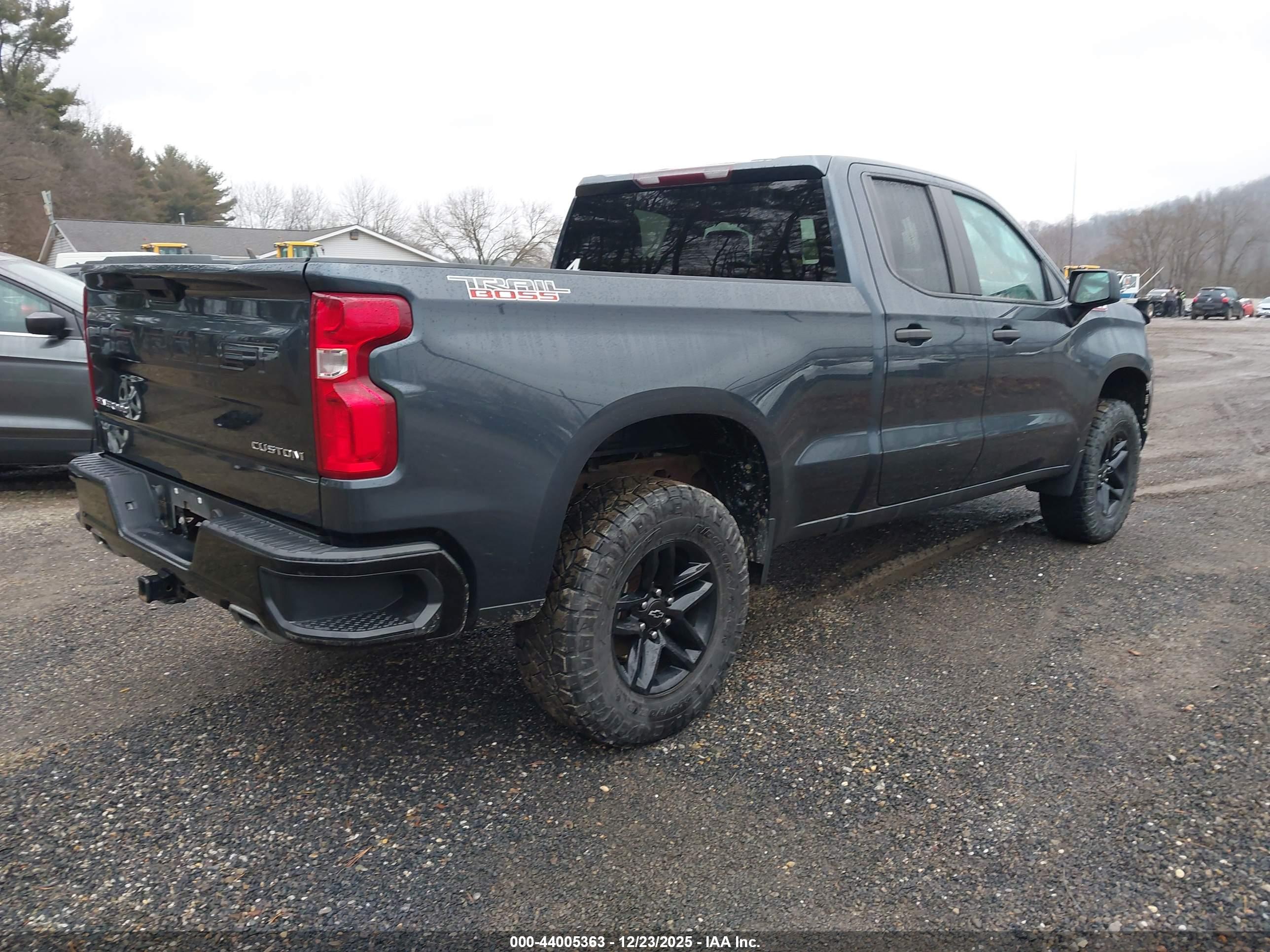 CHEVROLET SILVERADO image 4