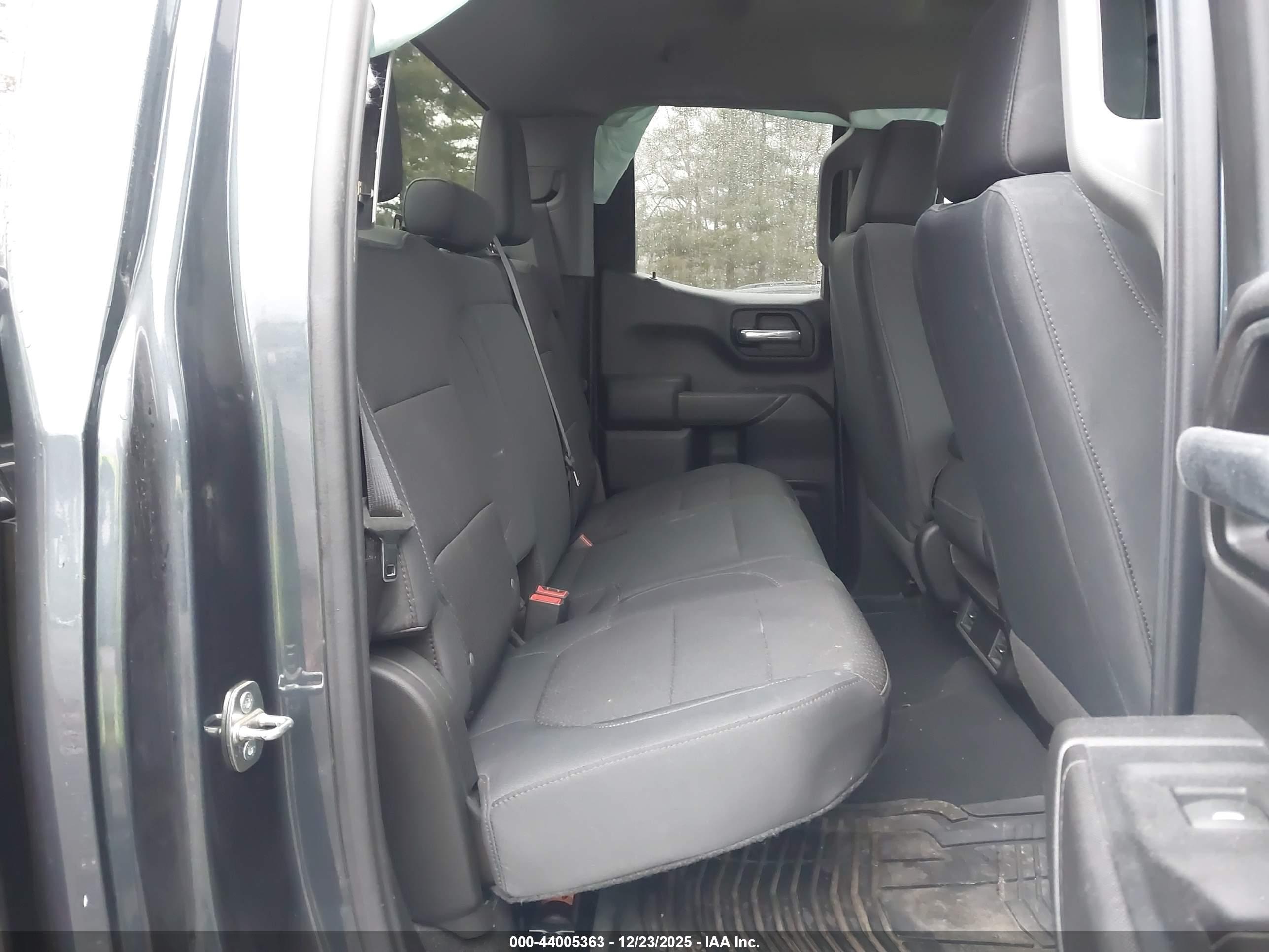 CHEVROLET SILVERADO image 8