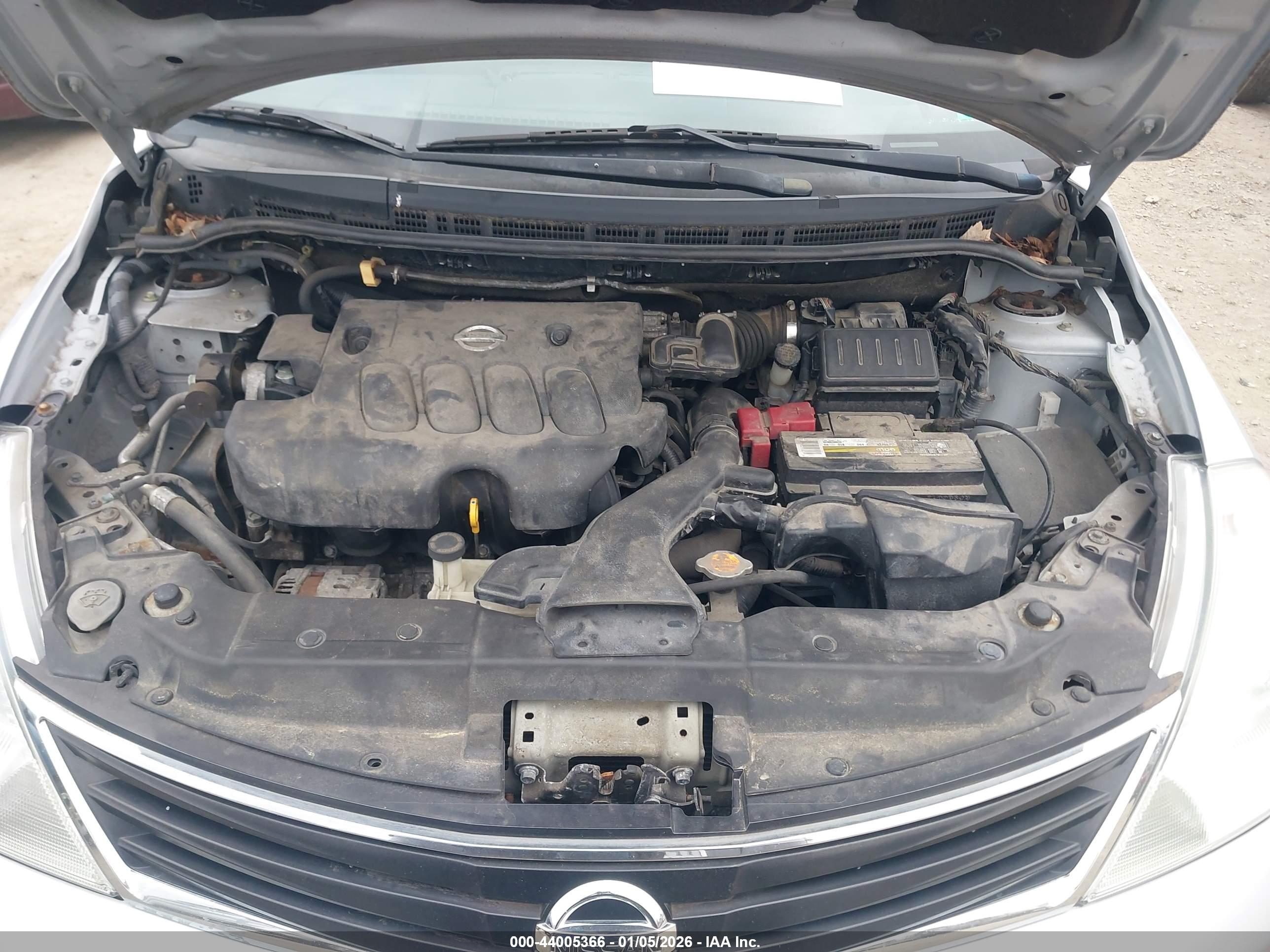 NISSAN VERSA image 10