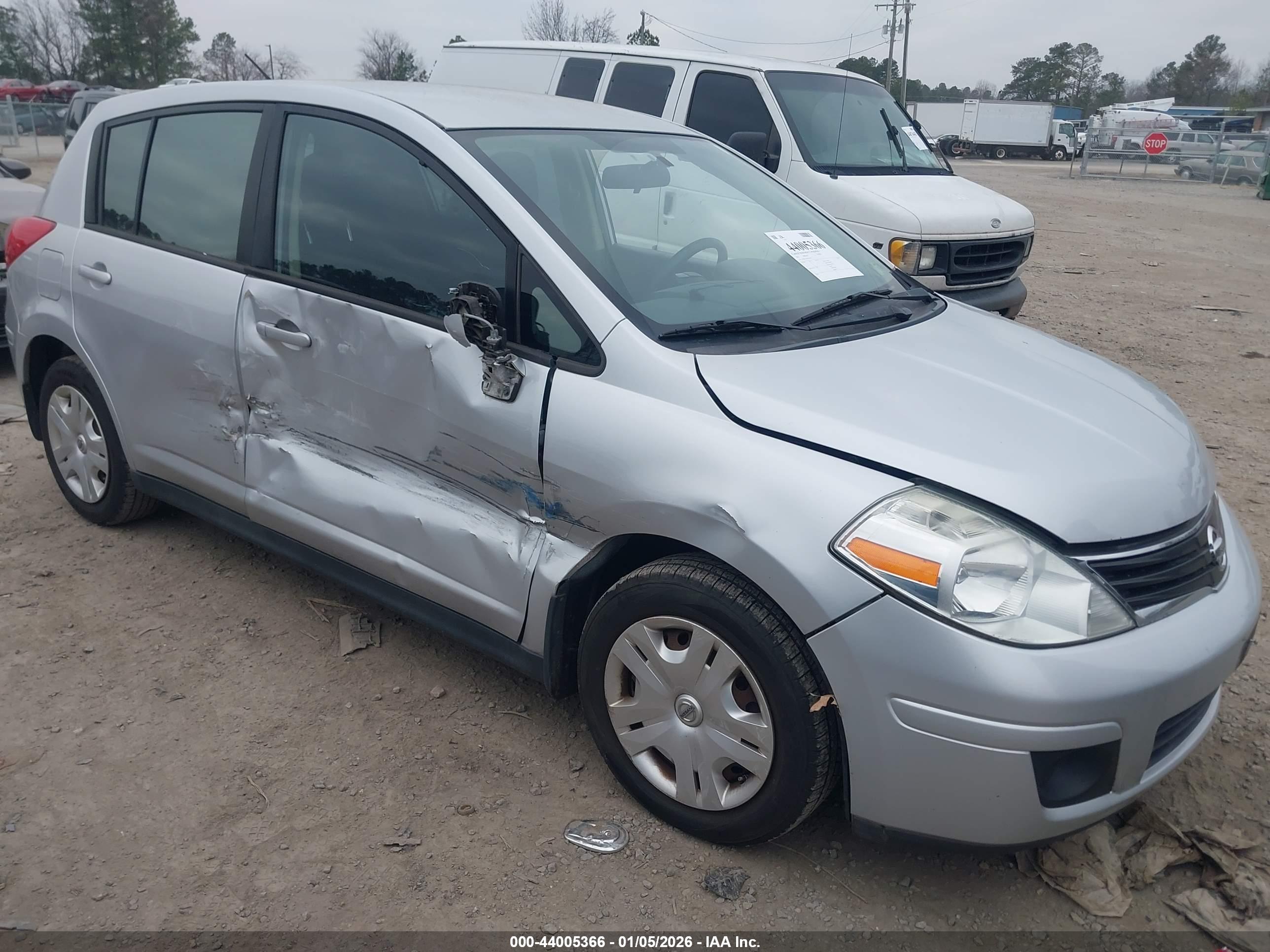 NISSAN VERSA image 6
