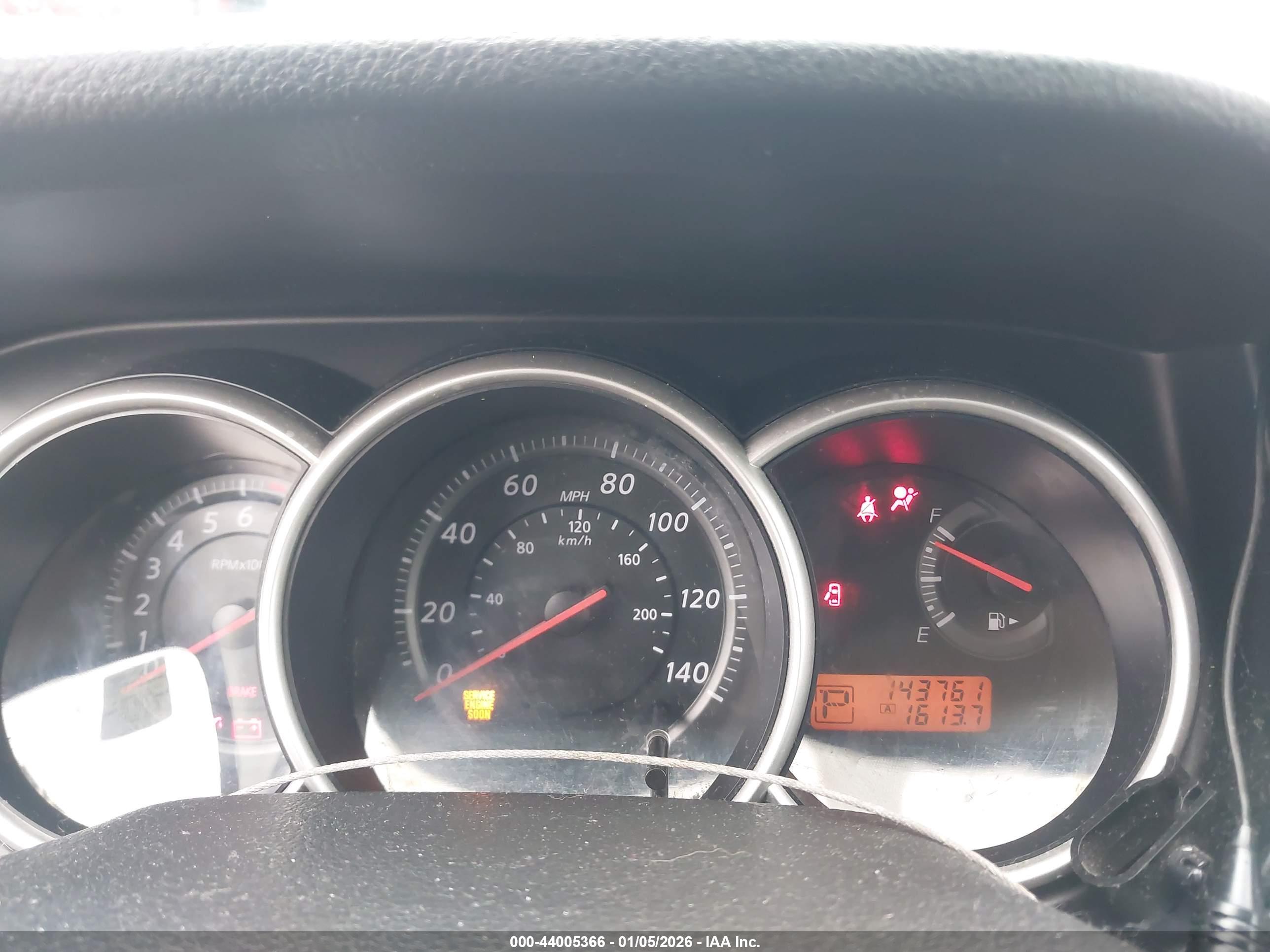 NISSAN VERSA image 7