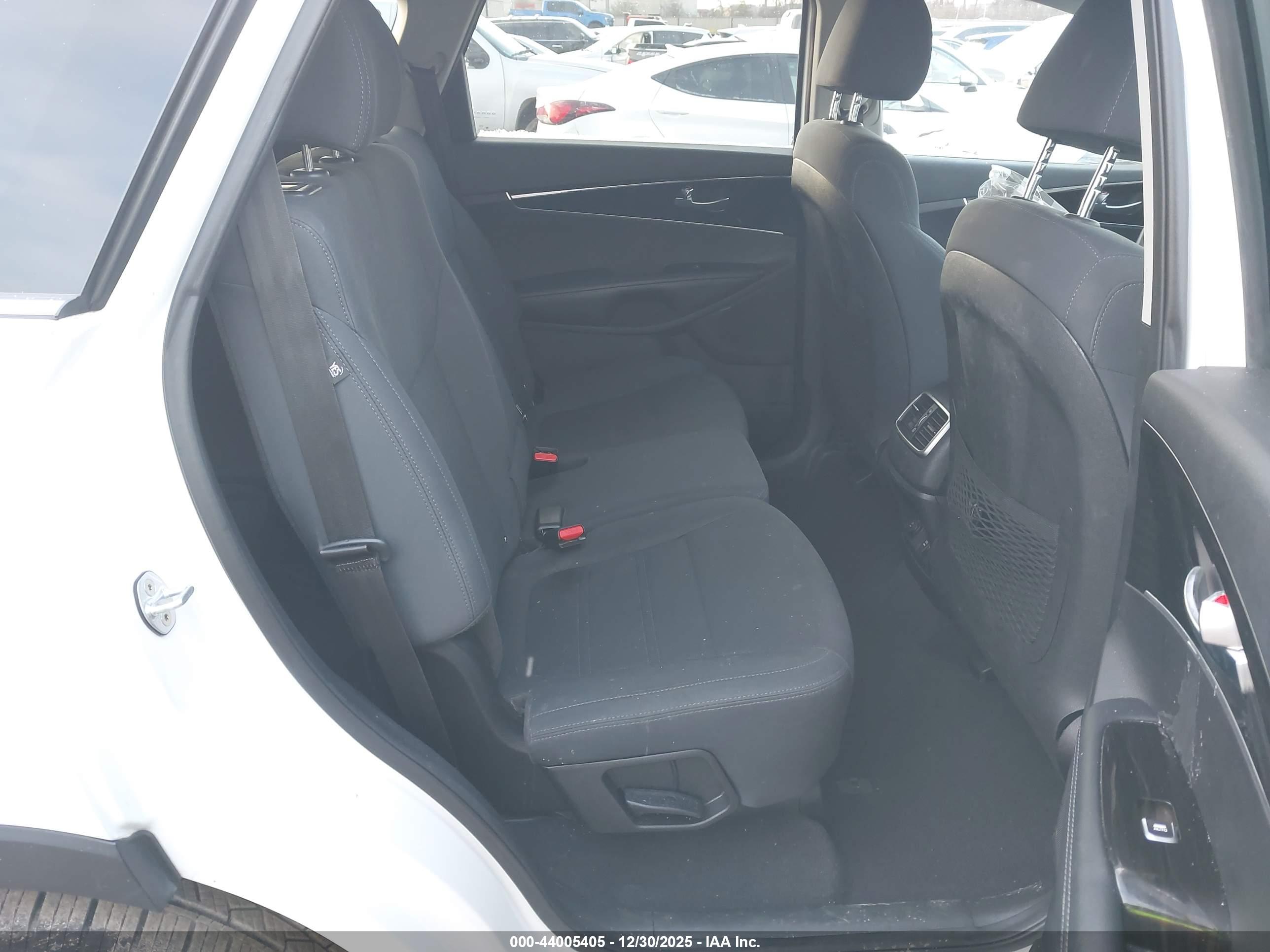KIA SORENTO image 8
