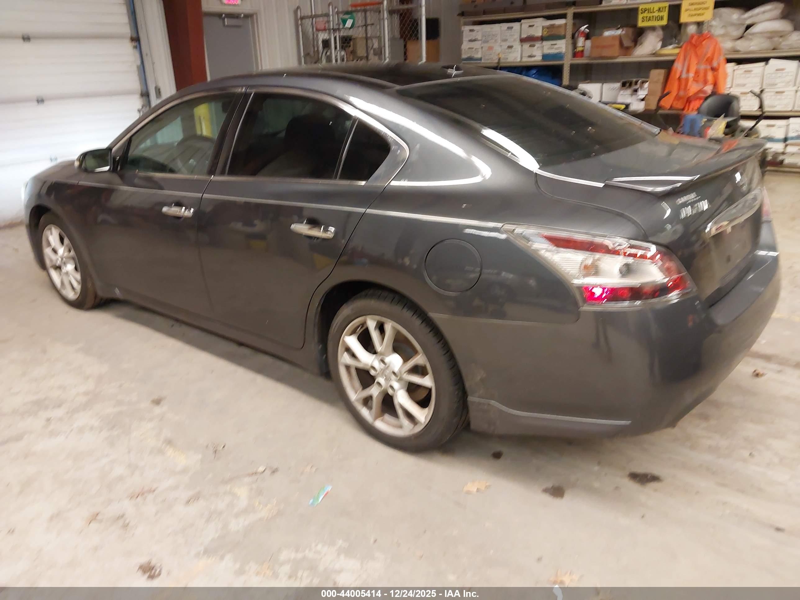 NISSAN MAXIMA image 3