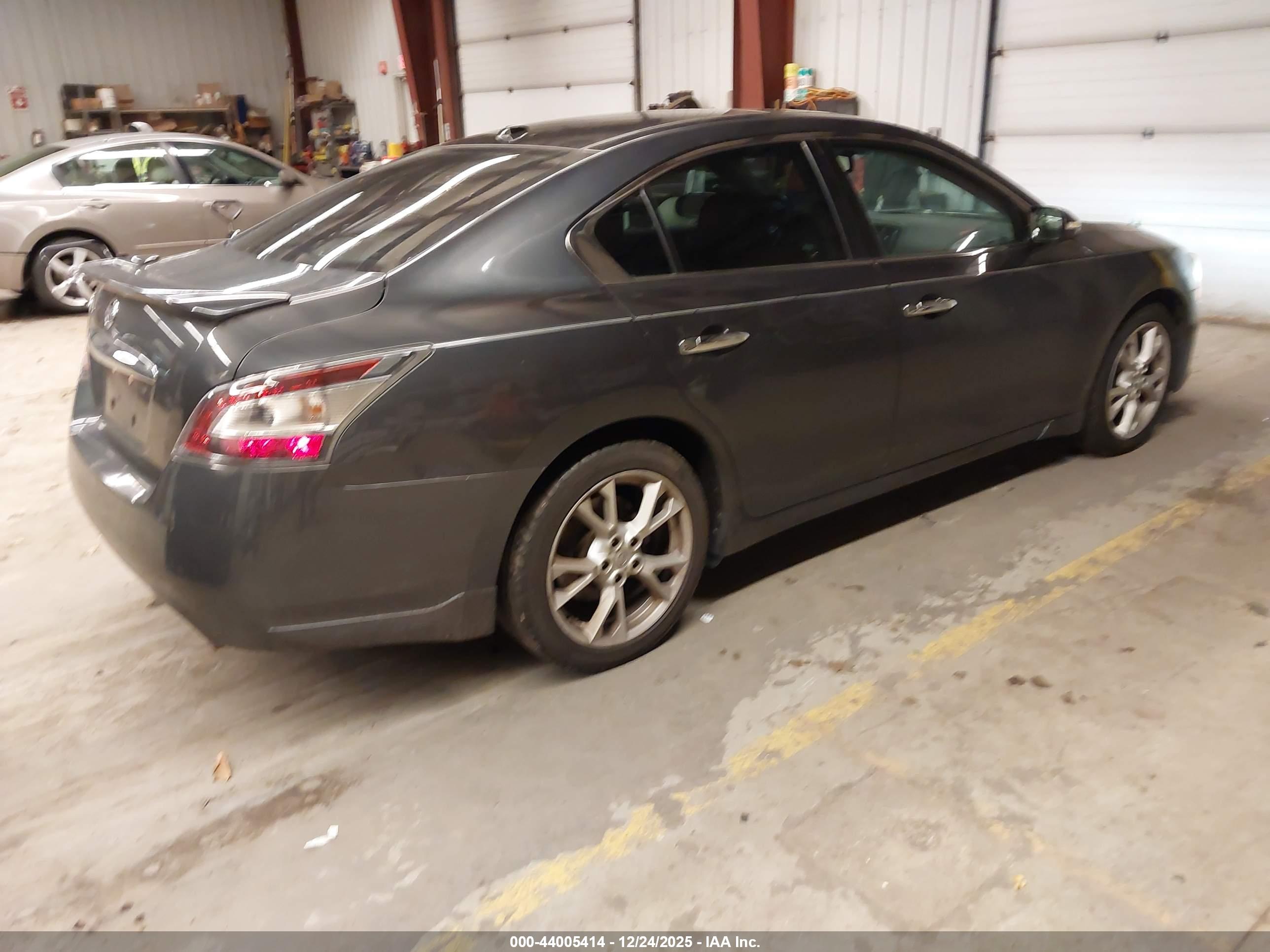 NISSAN MAXIMA image 4