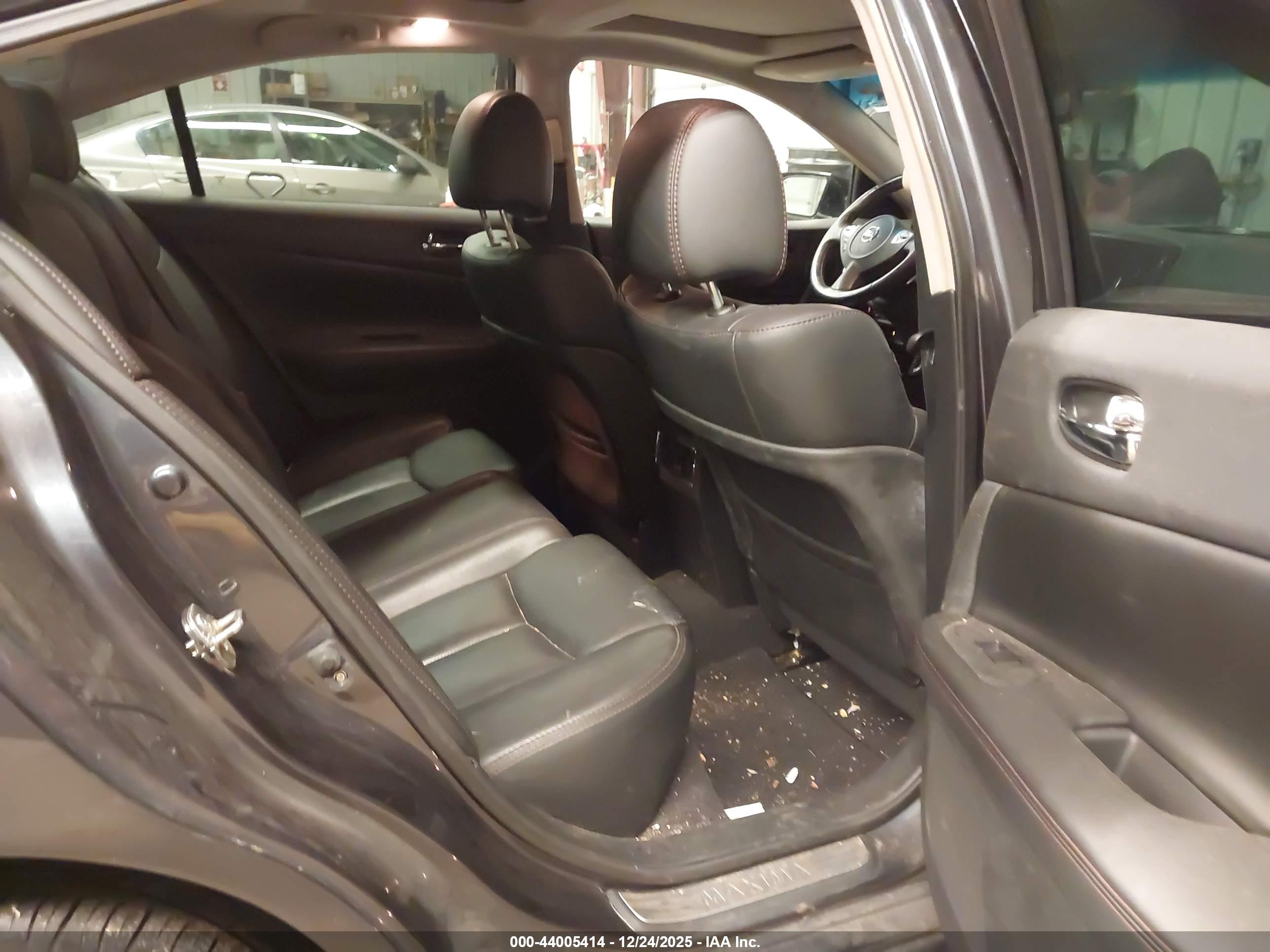 NISSAN MAXIMA image 8
