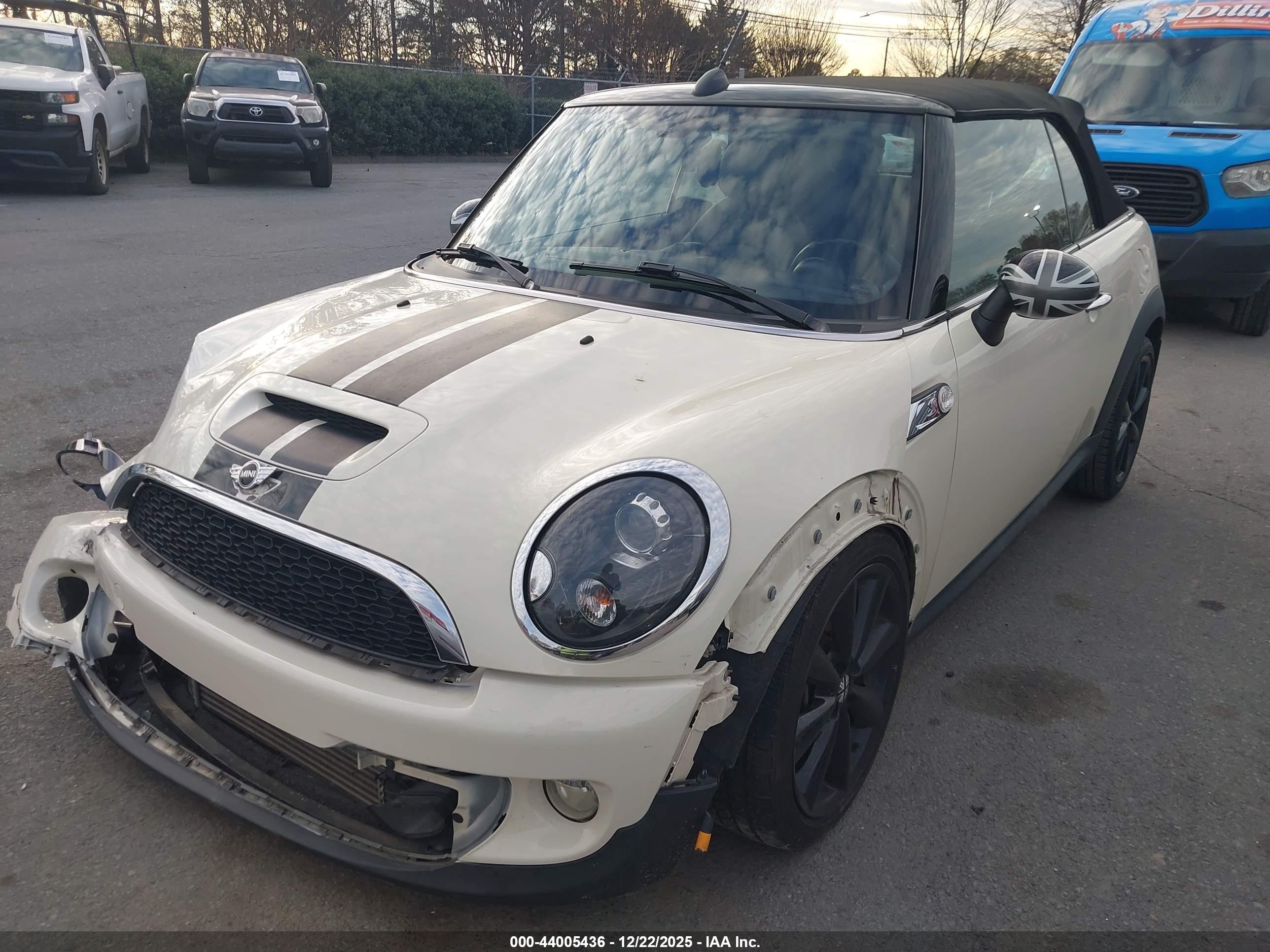 MINI CONVERTIBLE image 2