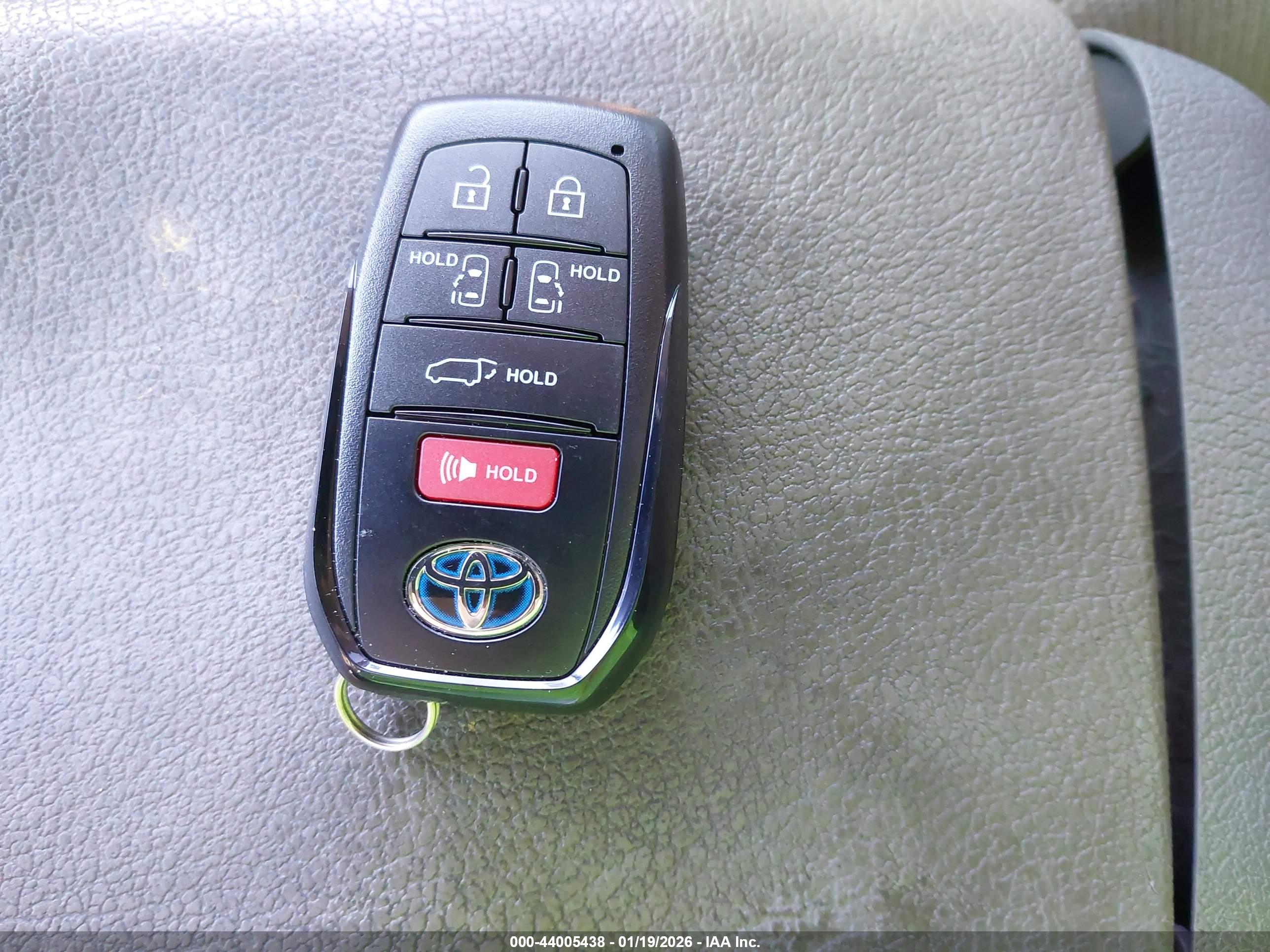 TOYOTA SIENNA image 11