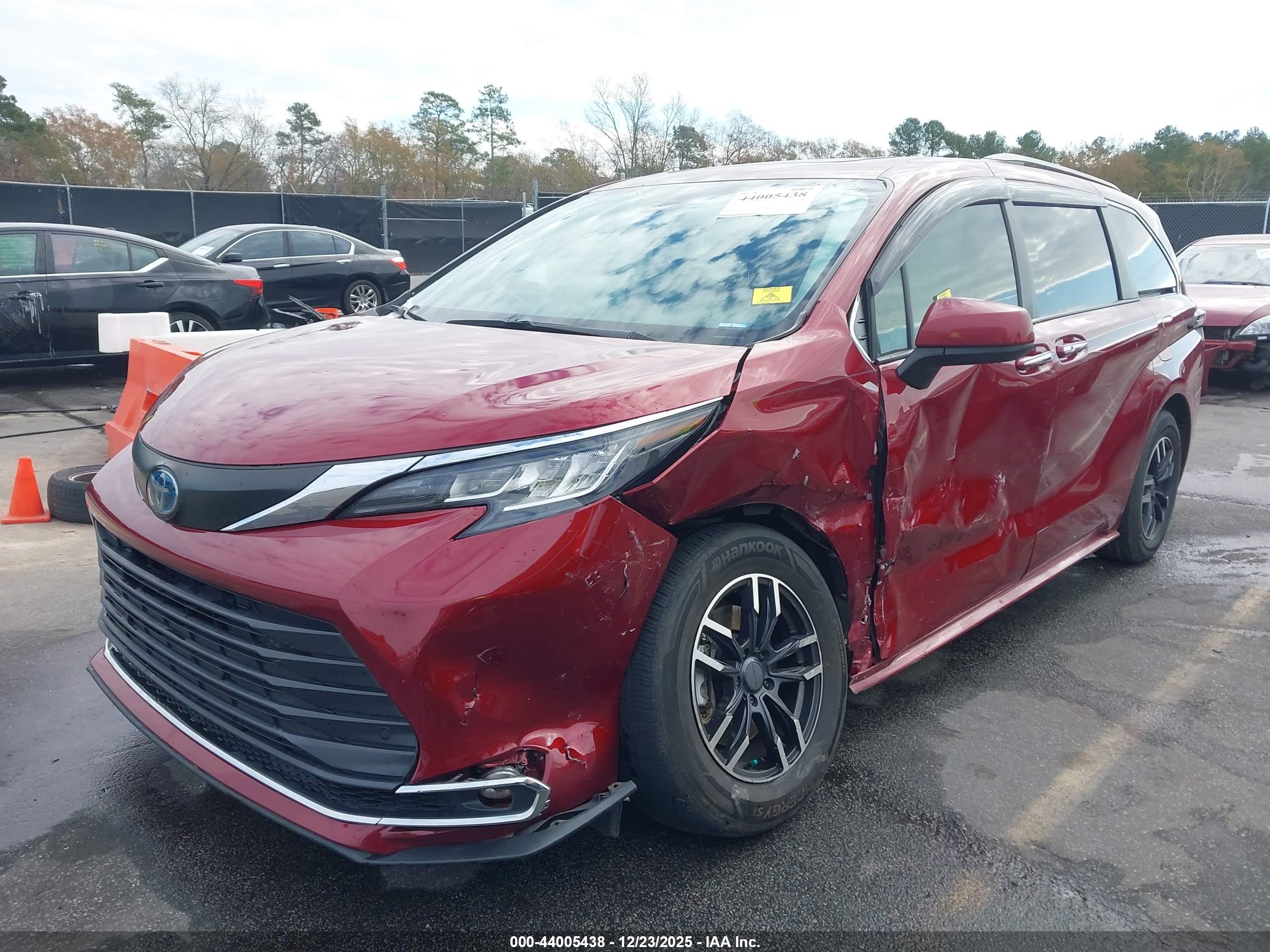TOYOTA SIENNA image 2