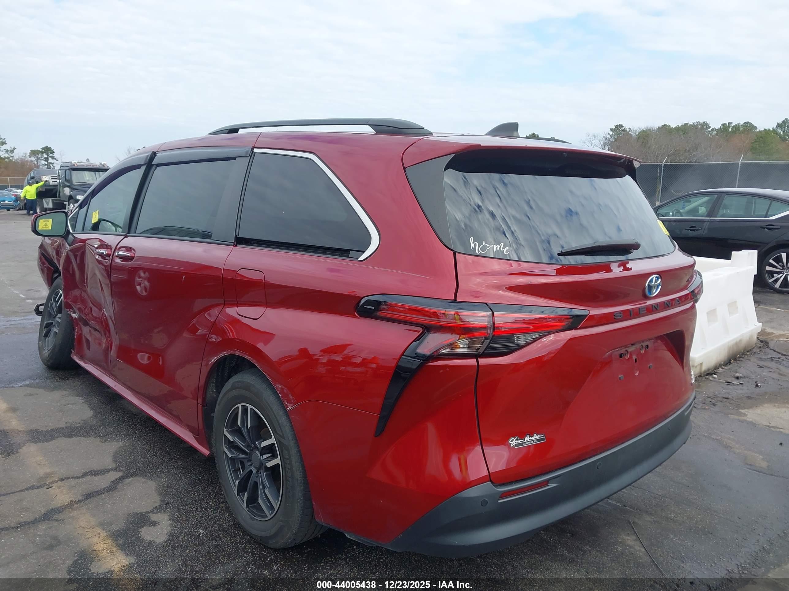 TOYOTA SIENNA image 3