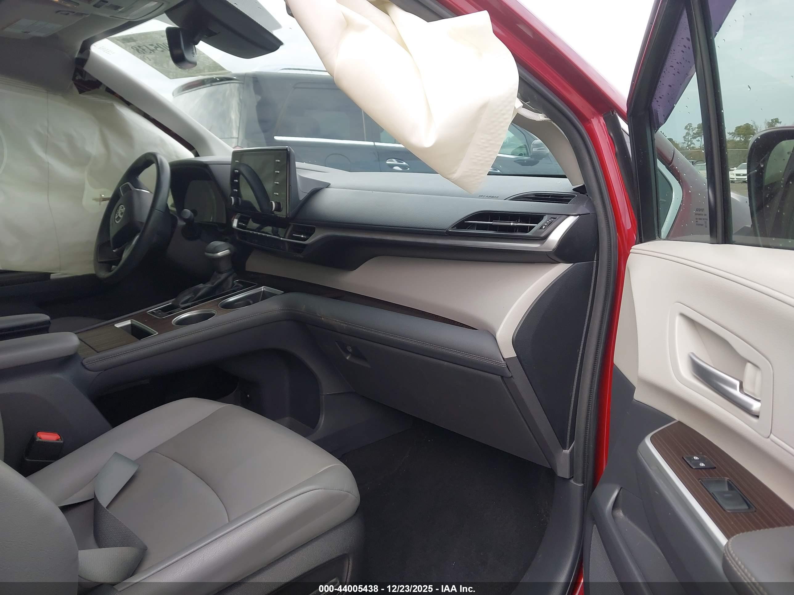 TOYOTA SIENNA image 5