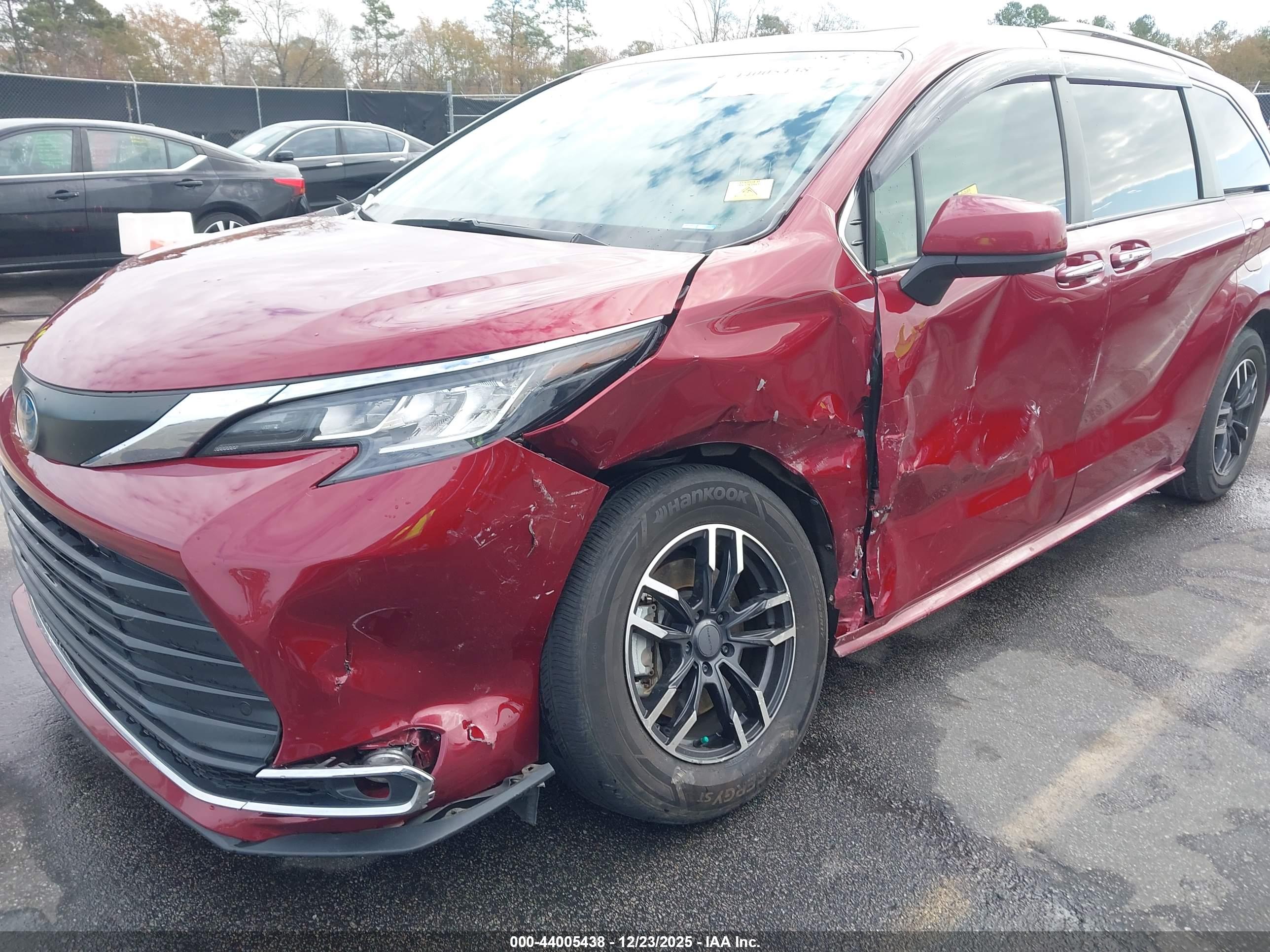 TOYOTA SIENNA image 6