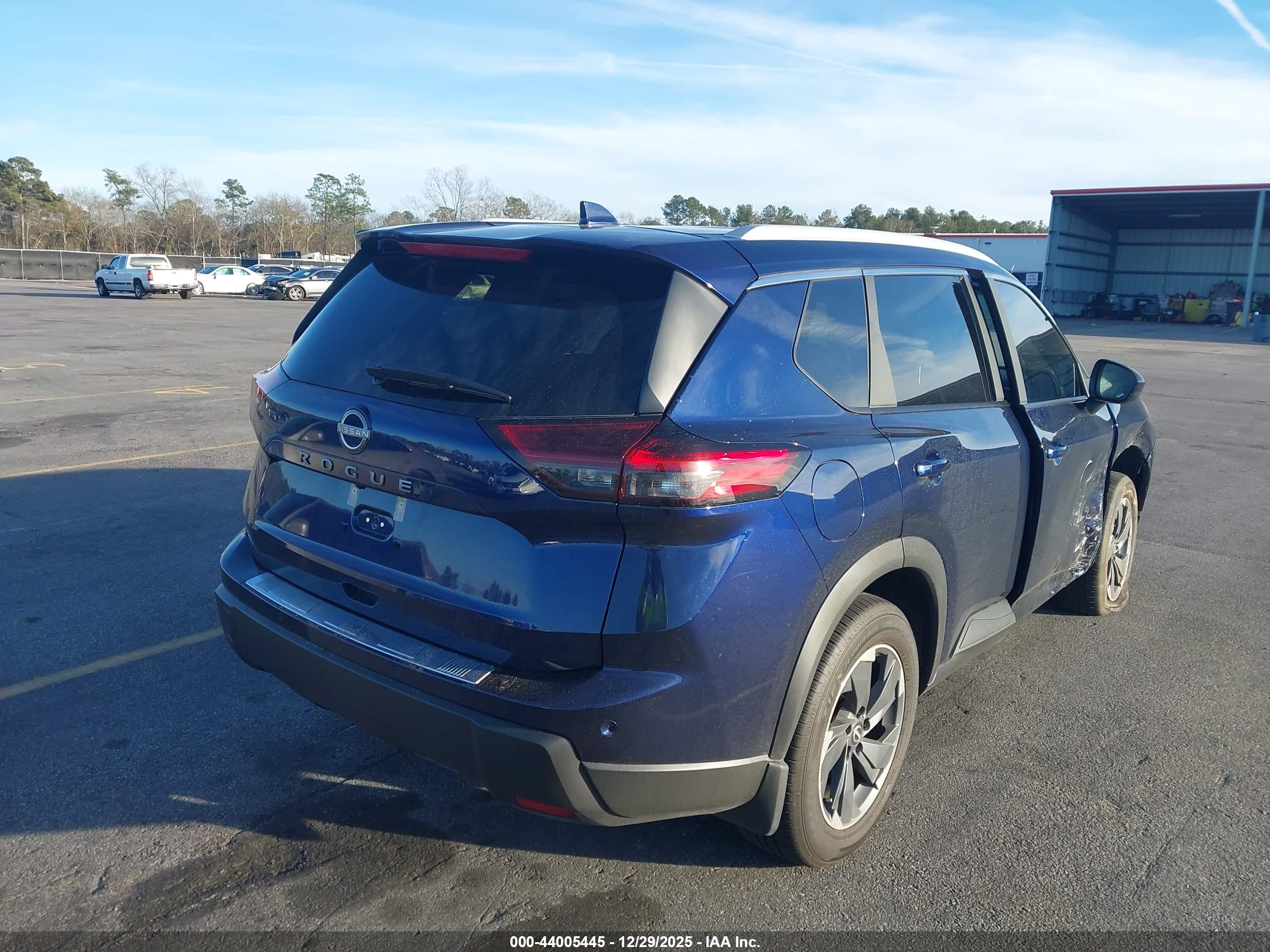 NISSAN ROGUE image 4