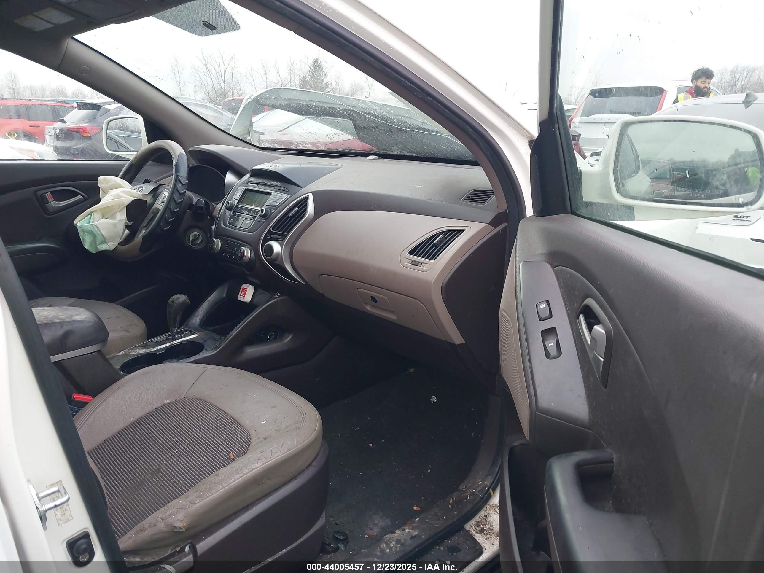 HYUNDAI TUCSON image 5
