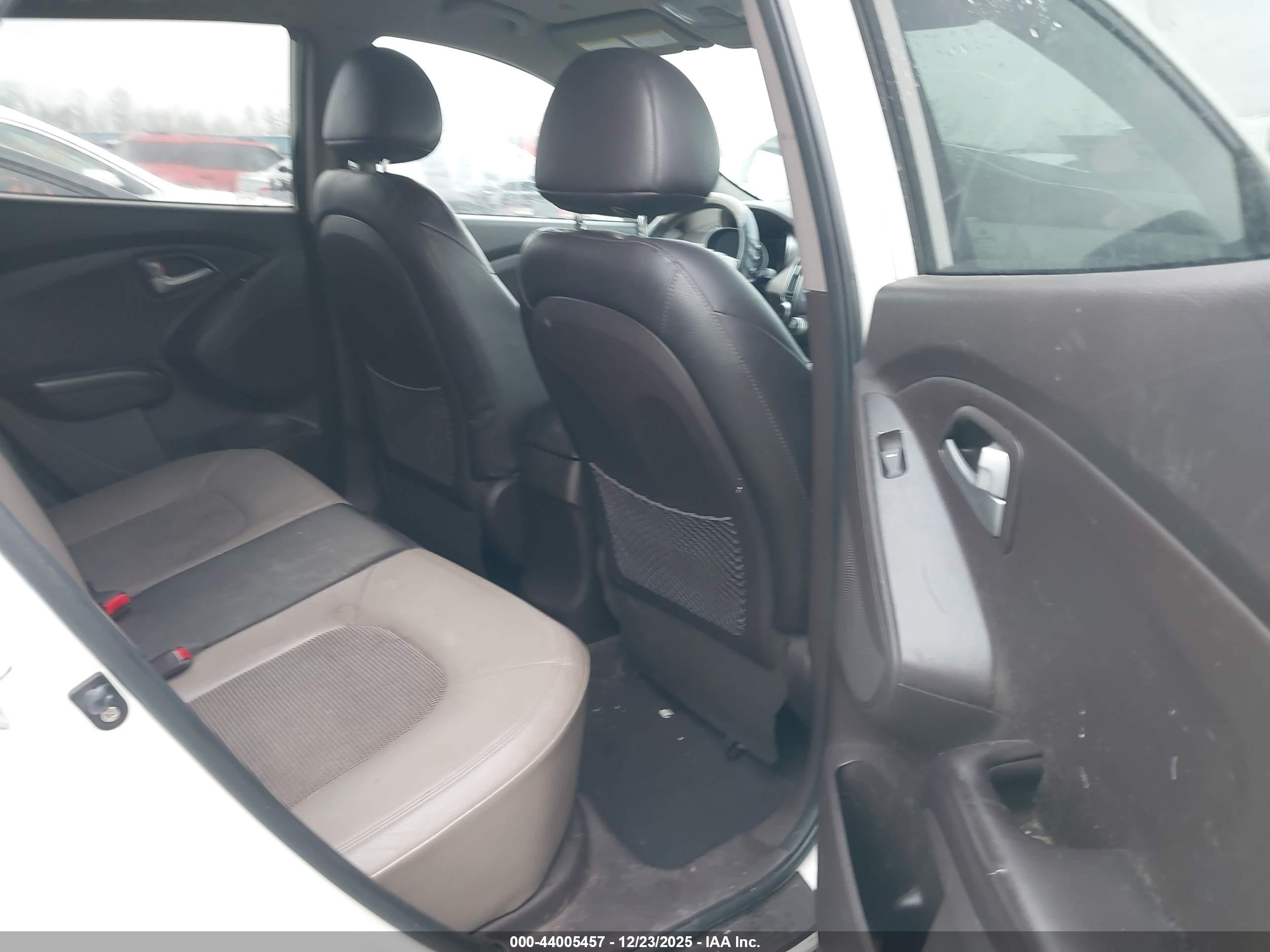 HYUNDAI TUCSON image 8