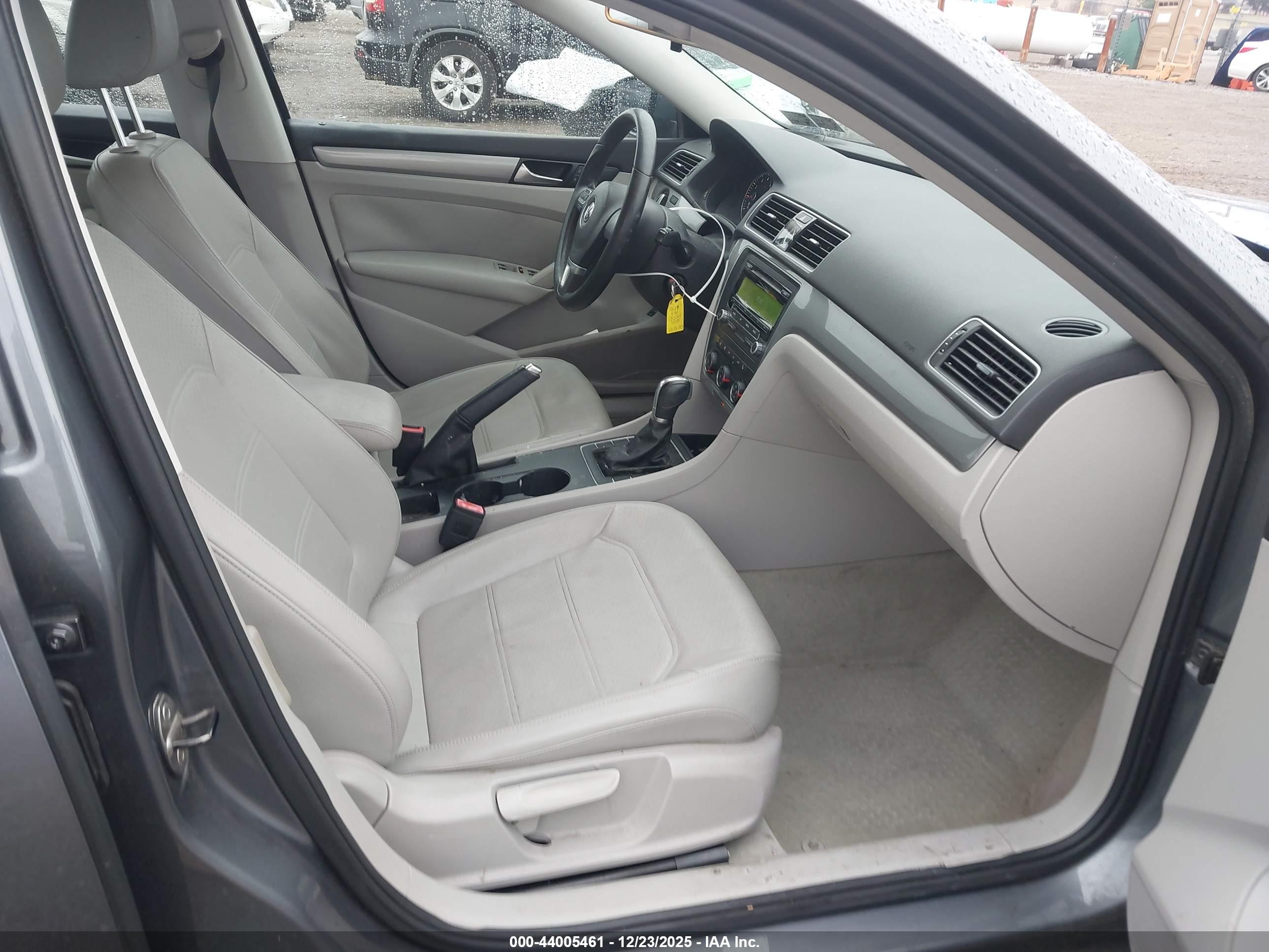 VOLKSWAGEN PASSAT image 5