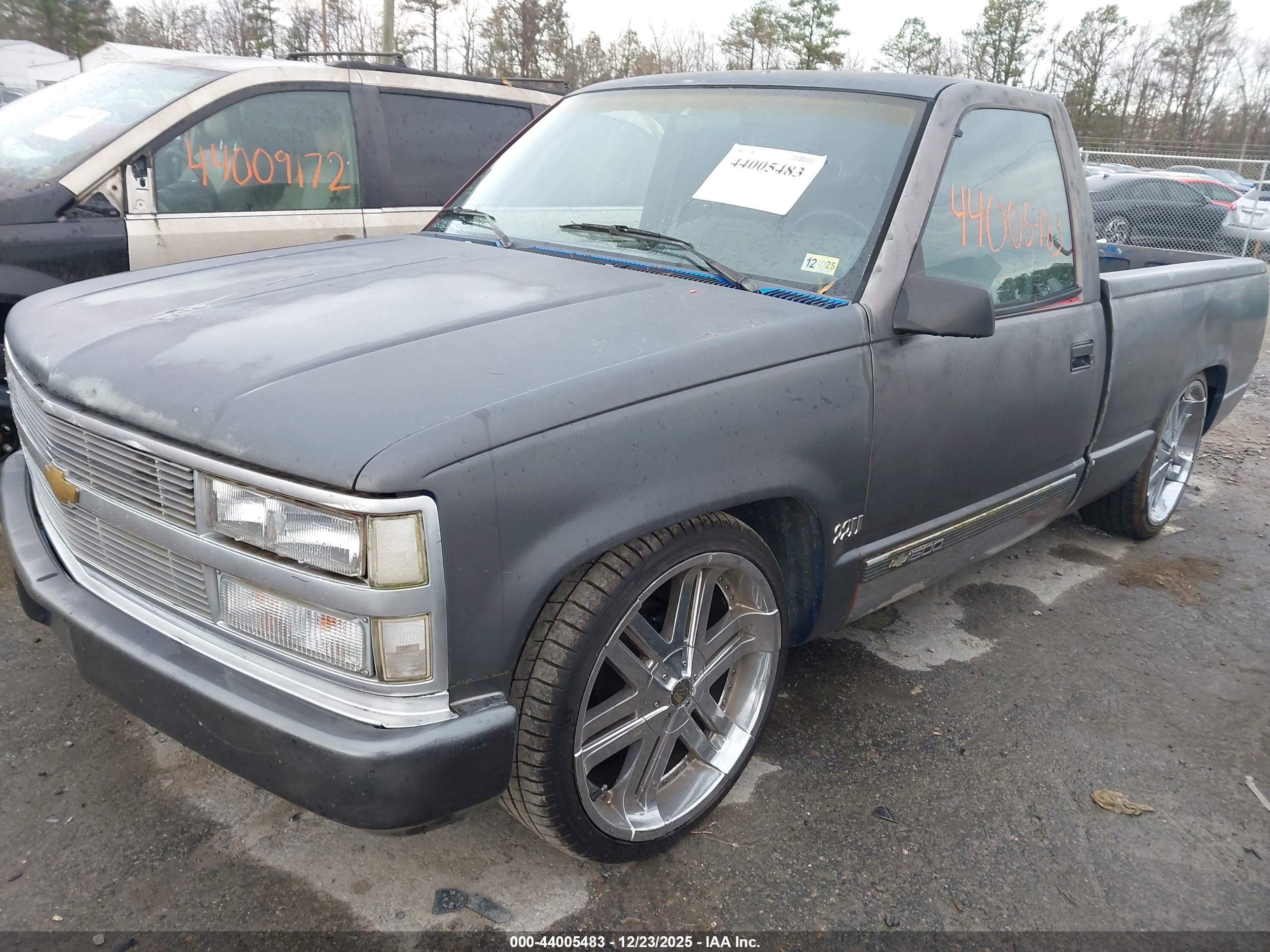 CHEVROLET GMT-400 image 2
