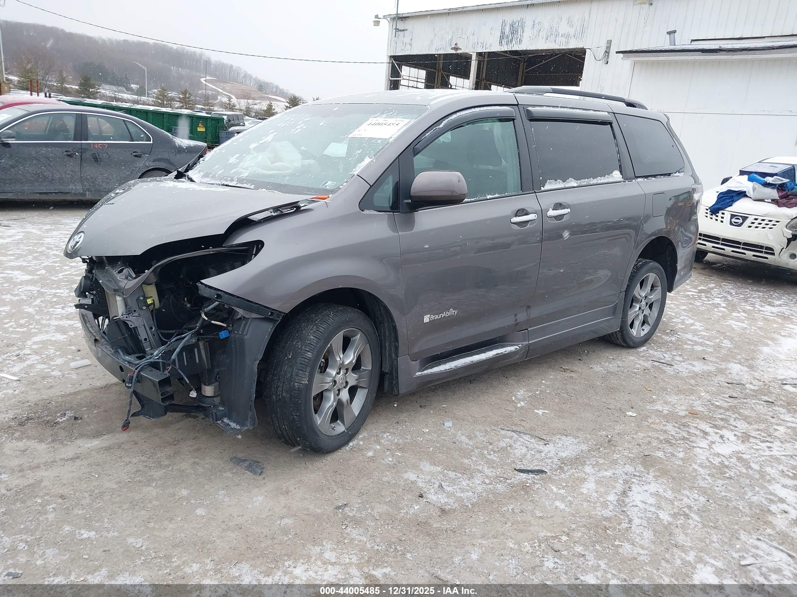 TOYOTA SIENNA image 2