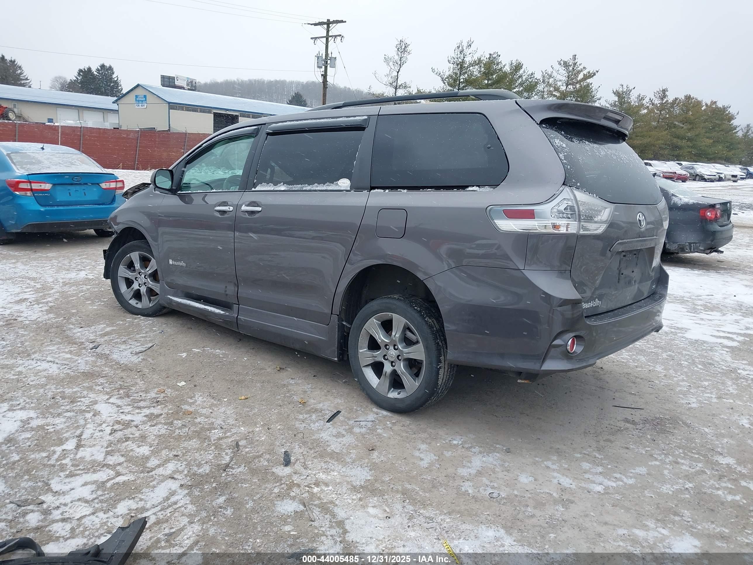TOYOTA SIENNA image 3